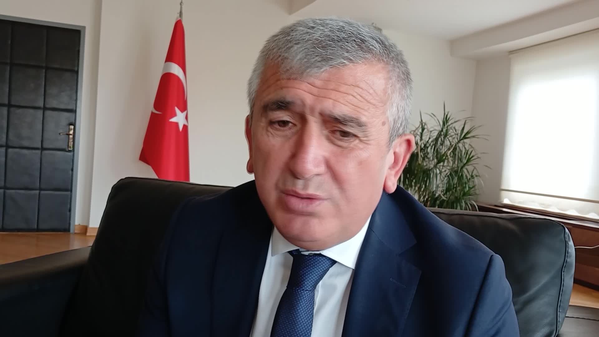 Akçakoca Belediyesi'nin 400 kişilik gezi teknesi, belediye bünyesinde bulunan ABİTAŞ şirketinin 18 milyon lira SGK borcu nedeniyle icralık oldu