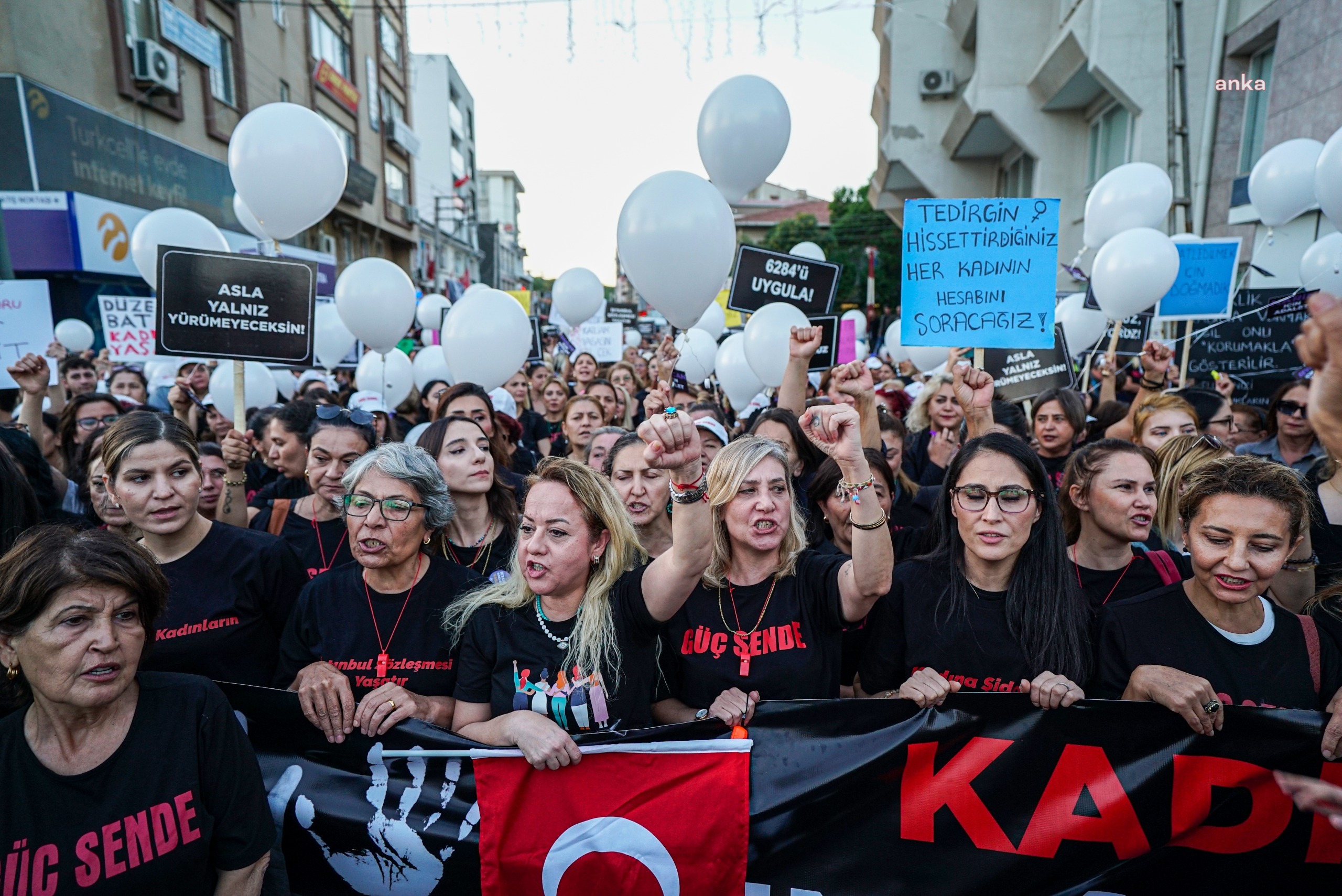 Torbalı'da, kadına şiddete karşı ‘Kırık Saçlar Özgürlüğe Yürüyor’ yürüyüşü yapıldı