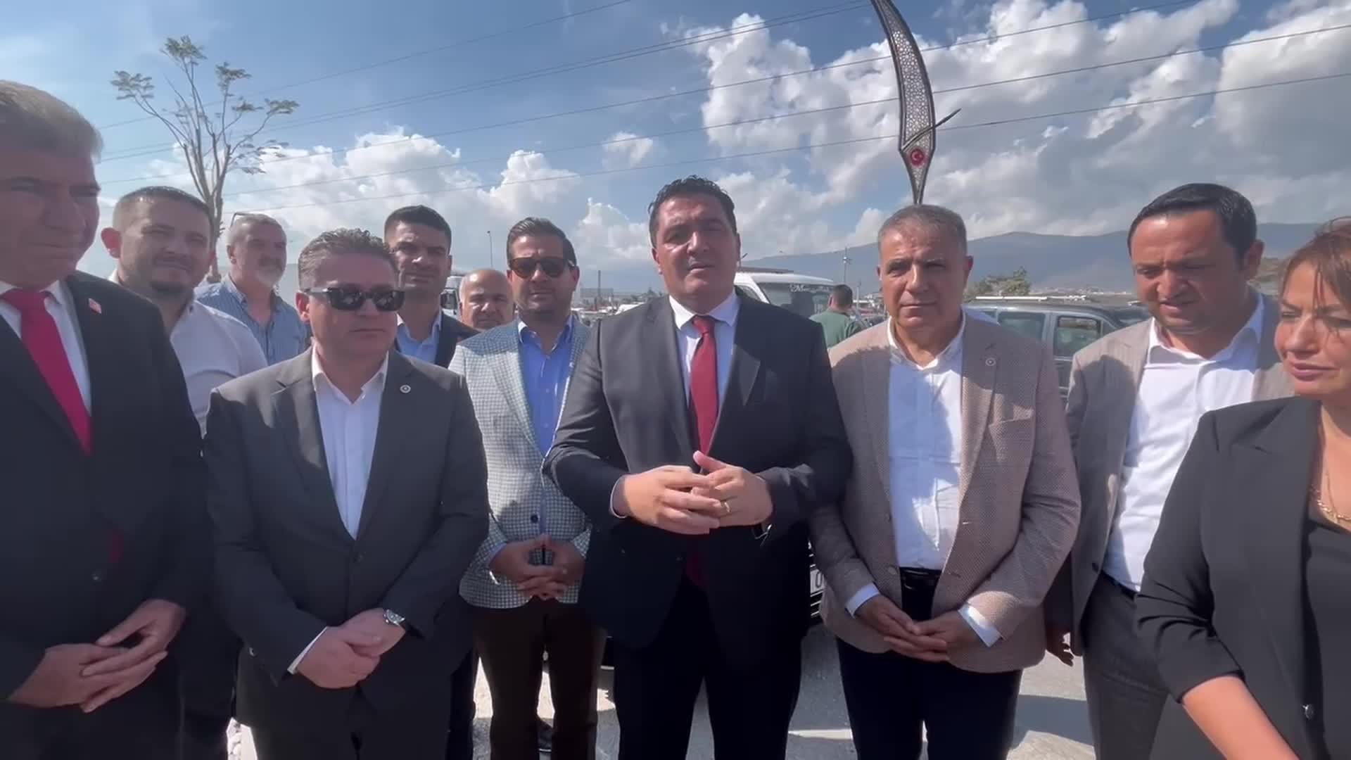 Ulaş Karasu: "Ulaştırma Bakanlığı gelsin, bu kavşaktaki çileyi görsün"