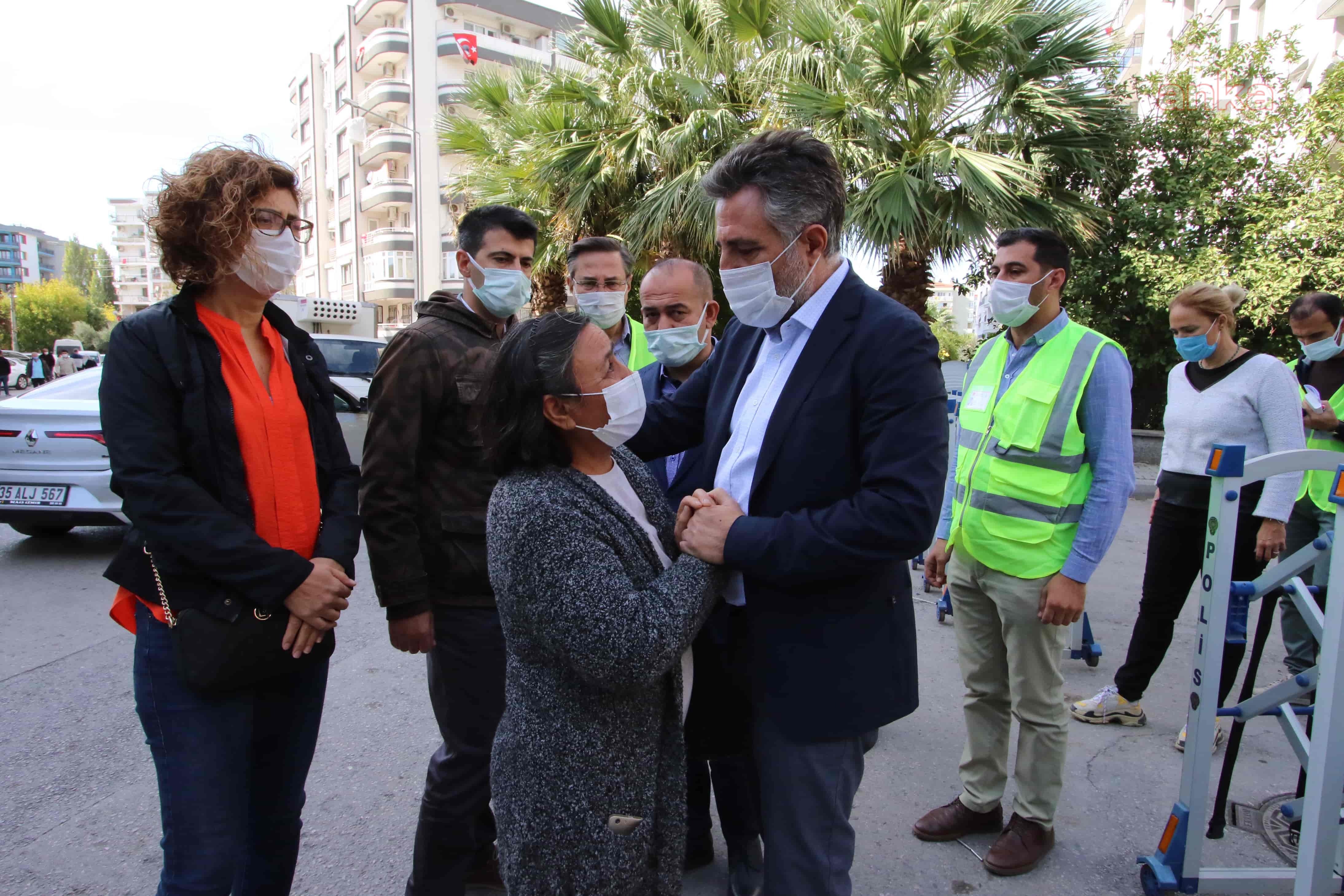 BAYRAKLI BELEDİYE BAŞKANI SANDAL: "DEPREMDEN DOLAYI HİÇBİR VATANDAŞIMIZI MAĞDUR ETMEYECEĞİZ"