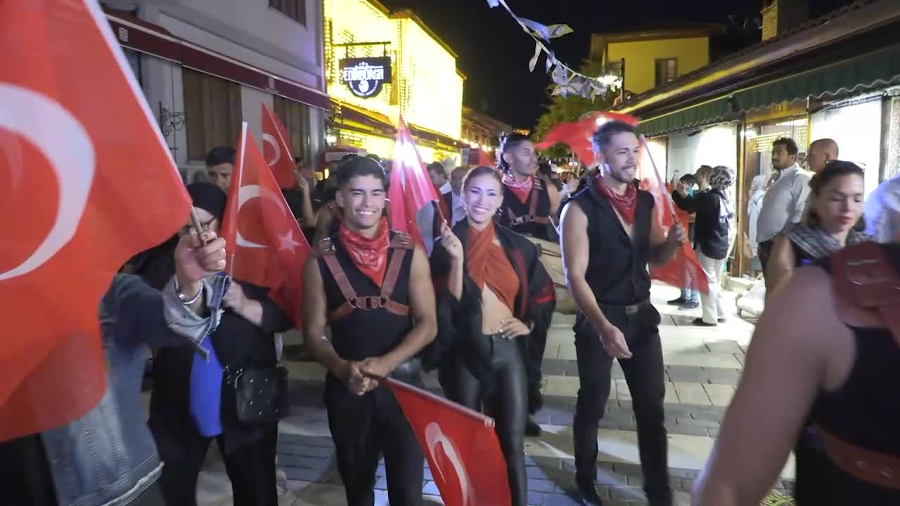 Kaleiçi Old Town Festivali'nin geleneksel kortej geçişi, rengarenk görüntülere sahne oldu