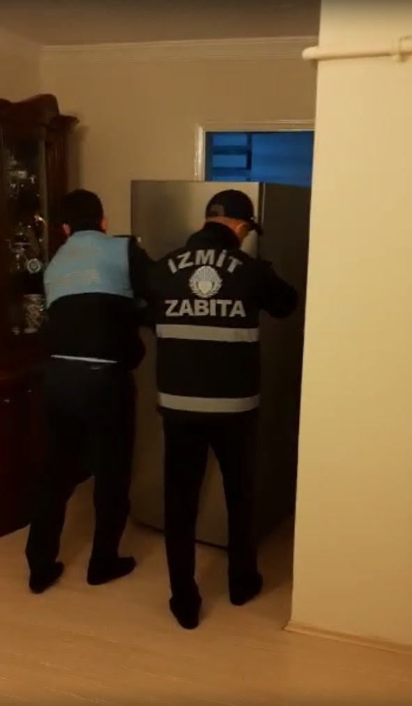 İZMİT ZABITASI BU KEZ BUZDOLABI TAŞIDI