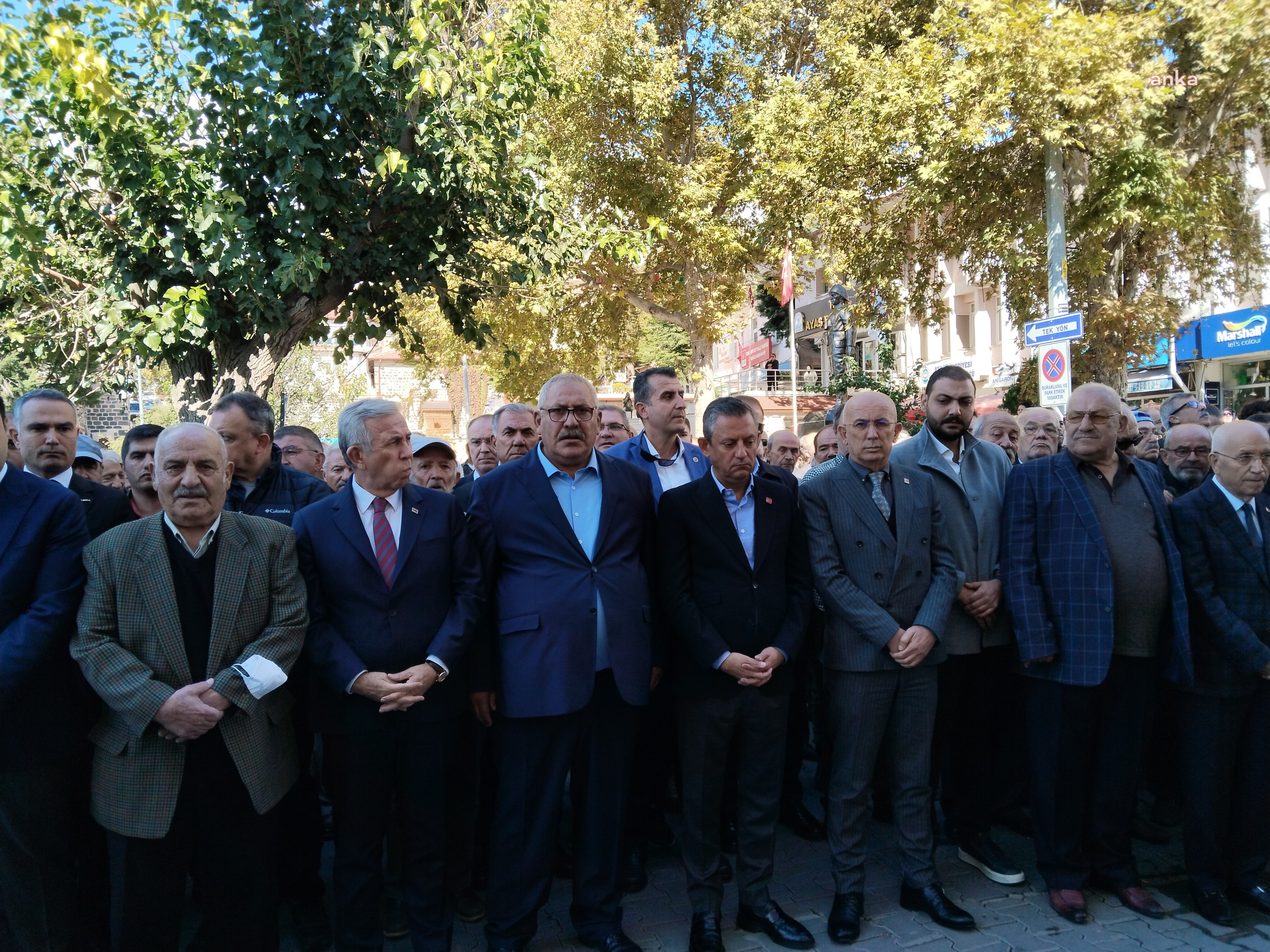 Özgür Özel, Meliha Ekin Başkaraağaç'ın cenaze törenine katıldı