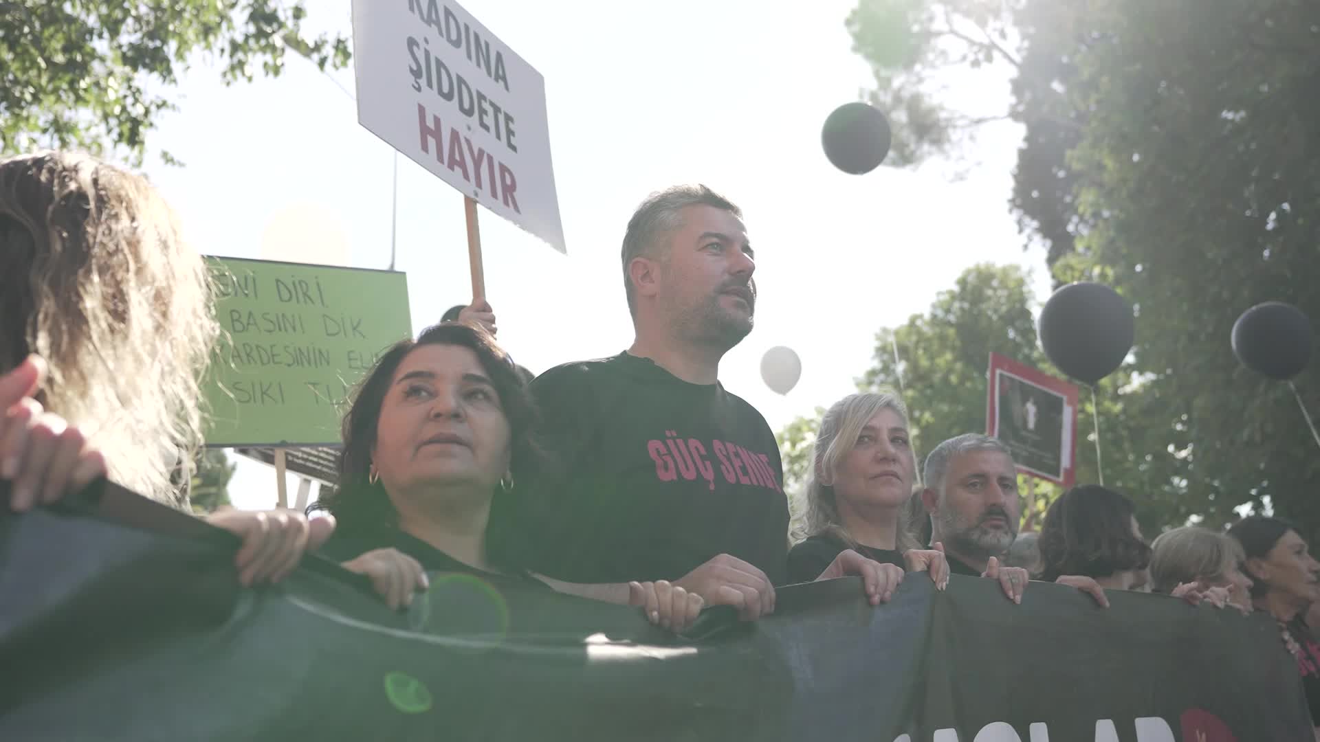 Buca'da, "Kırık Saçlar Özgürlüğe Yürüyor" yürüyüşü..,.