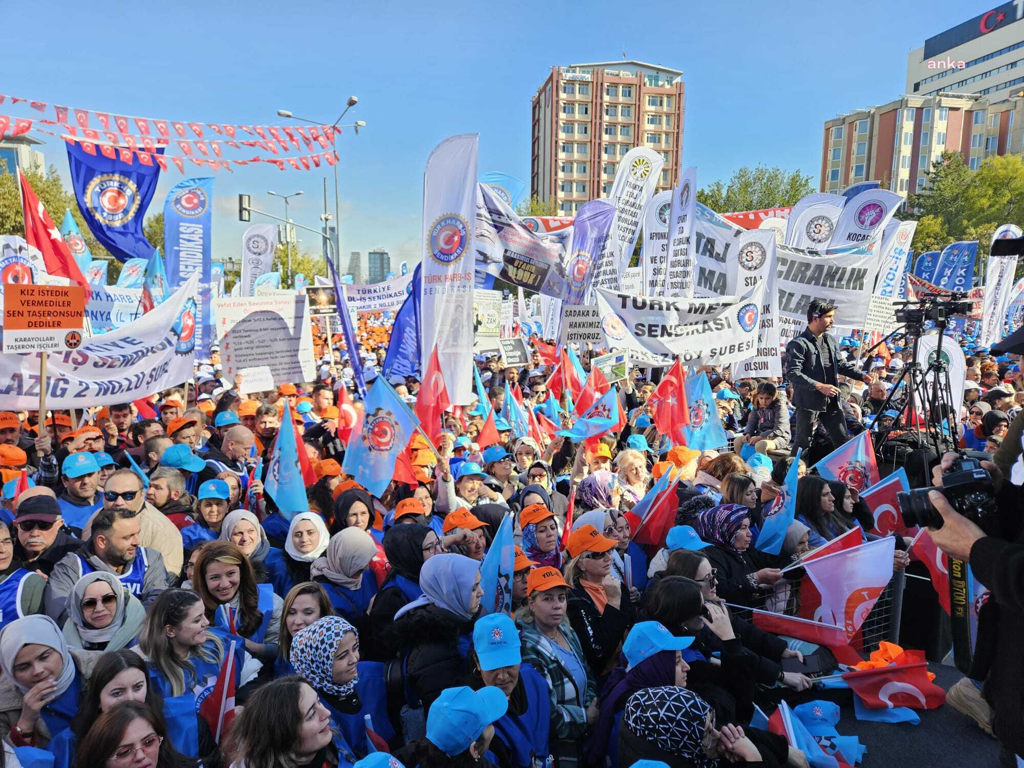 Türk-İş tarafından düzenlenen “Zordayız, geçinemiyoruz” mitingi başladı