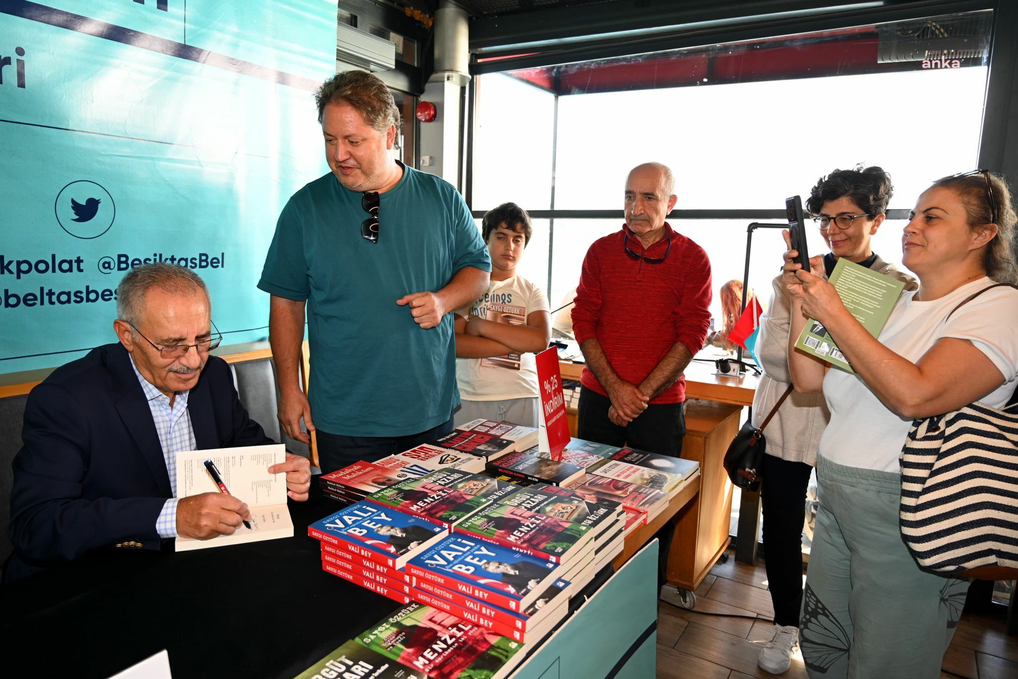 Gazeteci ve Yazar Saygı Öztürk, Beşiktaş Beltaş Kitap Kafe'de okurlarıyla buluştu