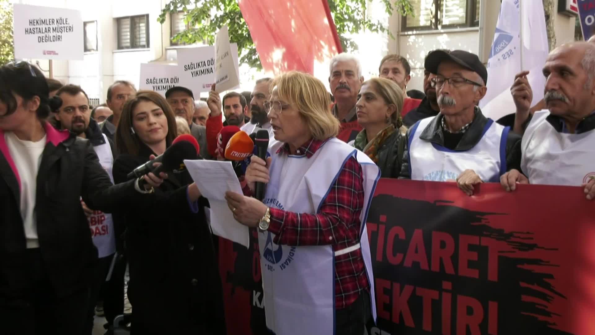 İl Sağlık Müdürlüğü önünde "yenidoğan çetesi" protestosu: "Sağlıkta ticaret ölüm demektir! İstifa edin"