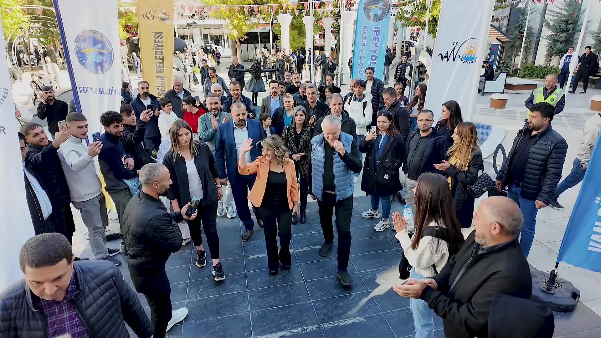 Selahattin Demirtaş ve Yiğit Bener'in "Arafta Düet" kitabı için Van’da imza günü etkinliği düzenlendi