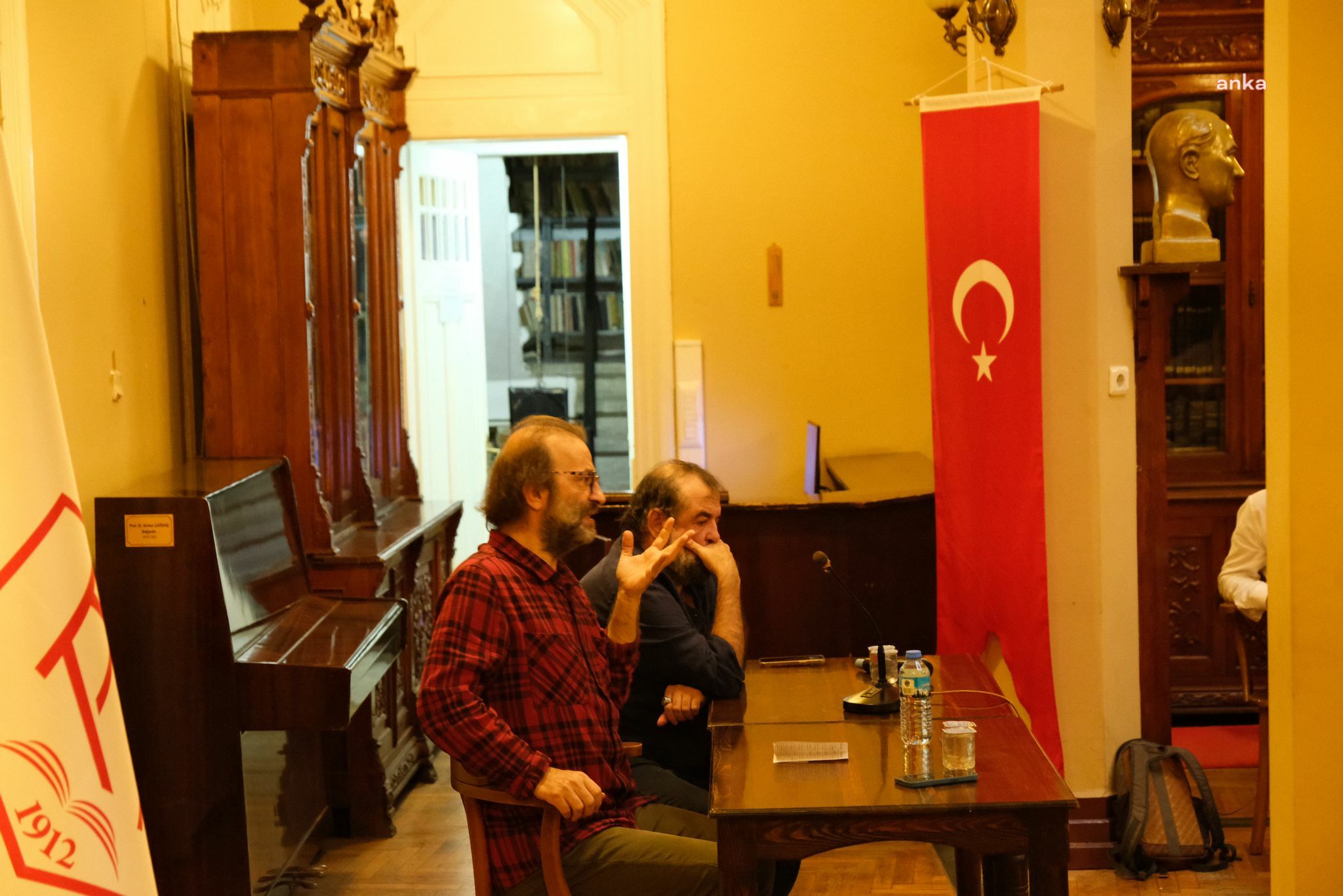 İzmir’de Edebiyat Söyleşileri’nin ilk konuğu Murat Uyurkulak oldu