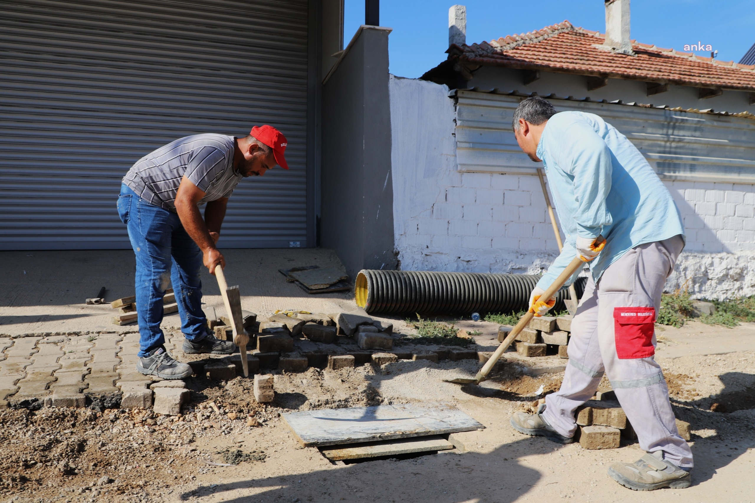 Menderes Belediyesi'nden su taşkınlarına karşı yağmur suyu kanalı çalışması
