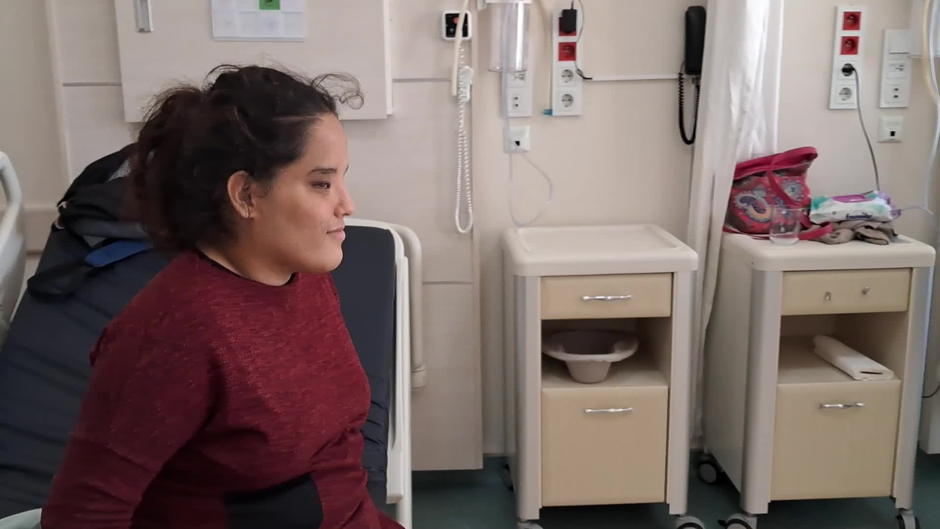 Evi olmadığı için 28 gündür Kepez Devlet Hastanesi’nde yaşayan aile yardım bekliyor