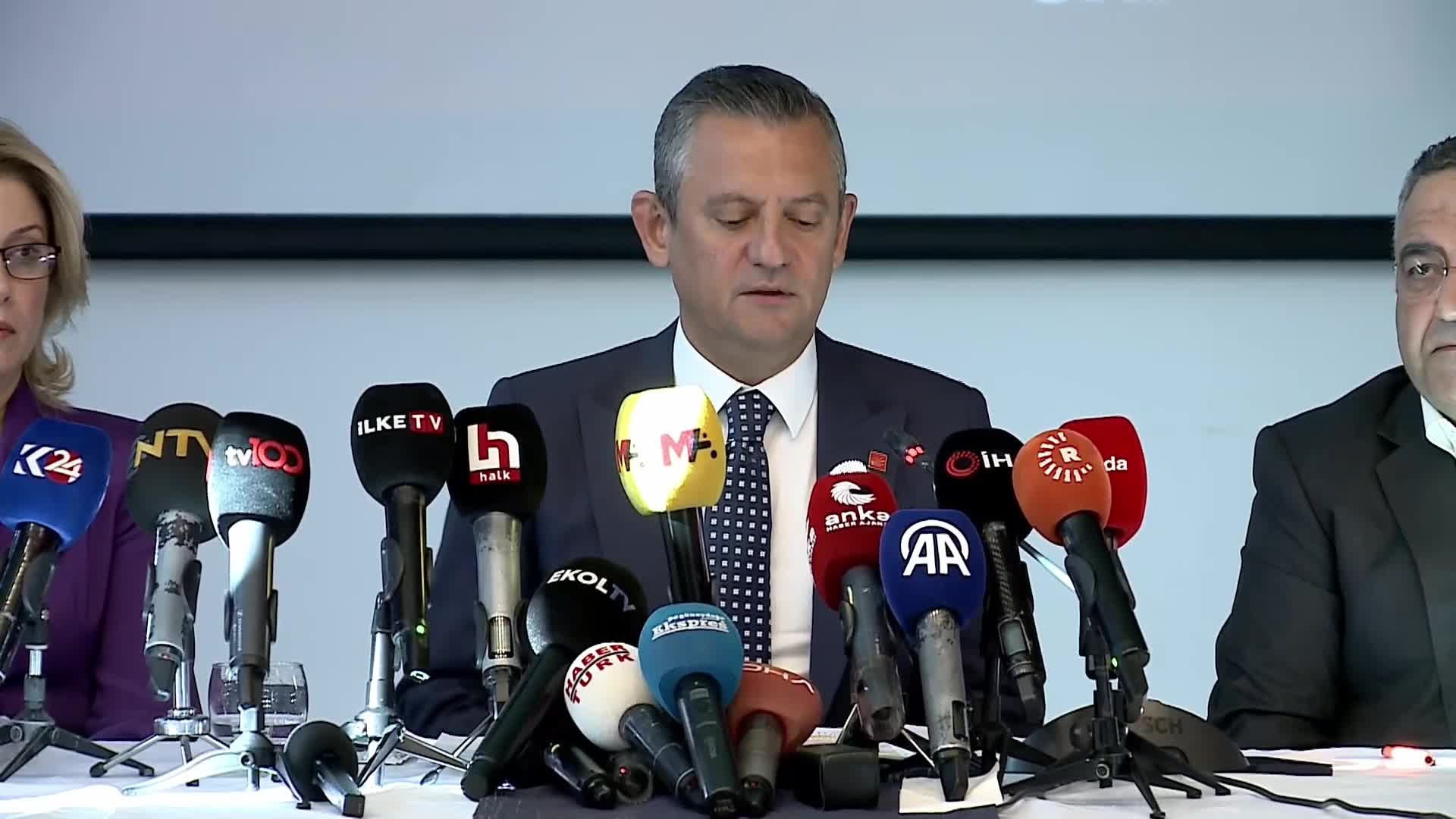 Özgür Özel, Diyarbakır’da kadın STK’larıyla bir araya geldi... “Kürt sorunu vardır. Kürt’ün sorununun olup olmadığına Kürtler karar verir. Devlet karar veremez"