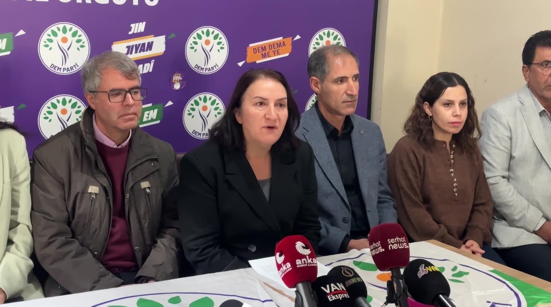 Van depreminin 13'üncü yıl dönümünde hayatını kaybedenler anıldı