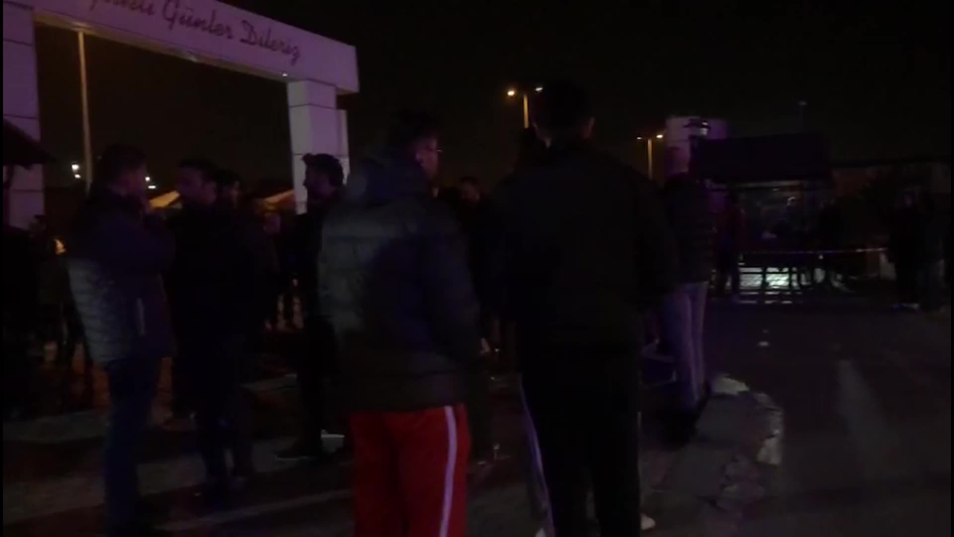 TUSAŞ'a terör saldırısı... Saldırıda yaralananların yakınlarının hastanelerin önünde bekleyişi sürüyor