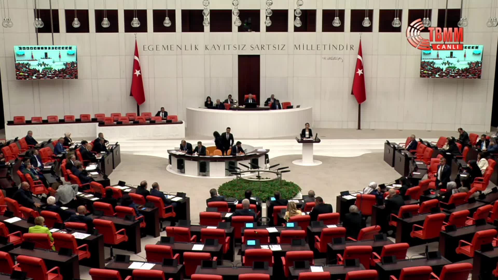 TBMM Genel Kurulu'nda 'Lübnan tezkeresi' kabul edildi... Utku Çakırözer: "Para karşılığı Türkiye'nin bir mülteci hapishanesine dönüştürülmesinin kimseye faydası yoktur"