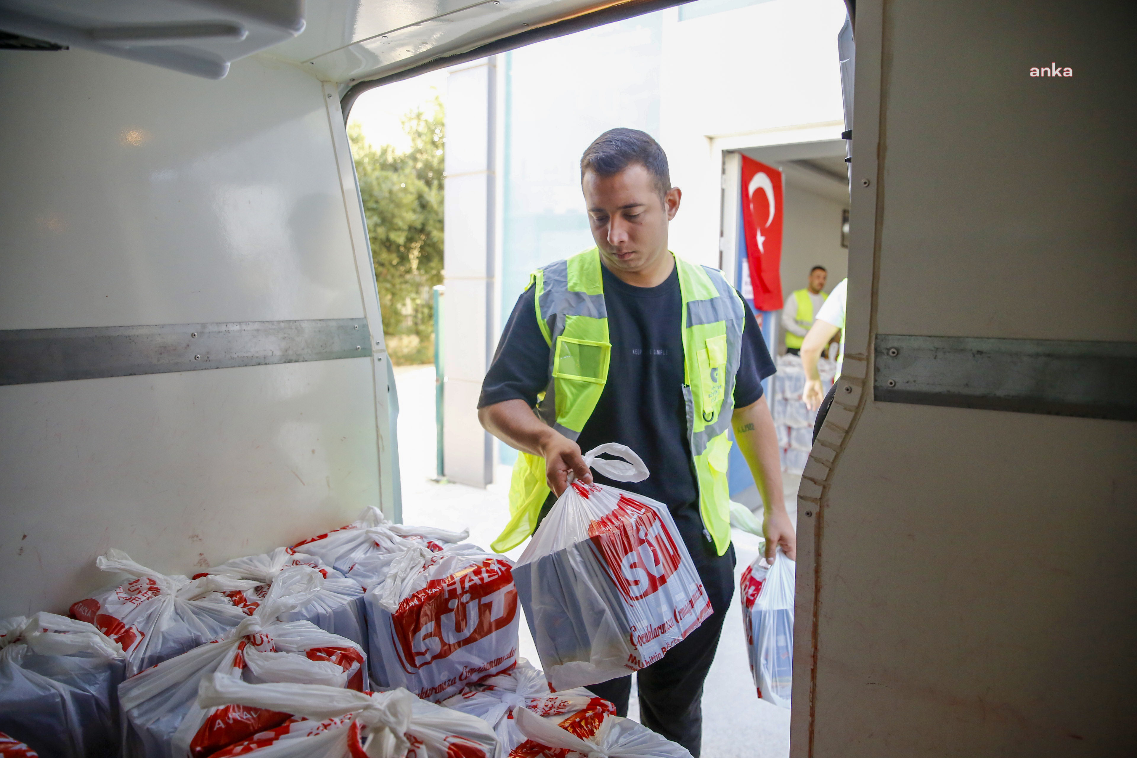 Antalya Büyükşehir Belediyesi'nin “Halk Süt” projesi ile her ay 8 bin aileye destek