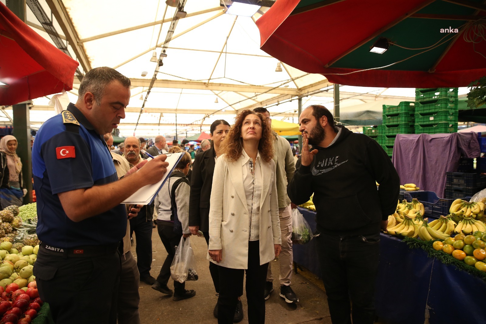 Başkan Ünsal pazar yerinde esnaf ve vatandaşlarla buluştu