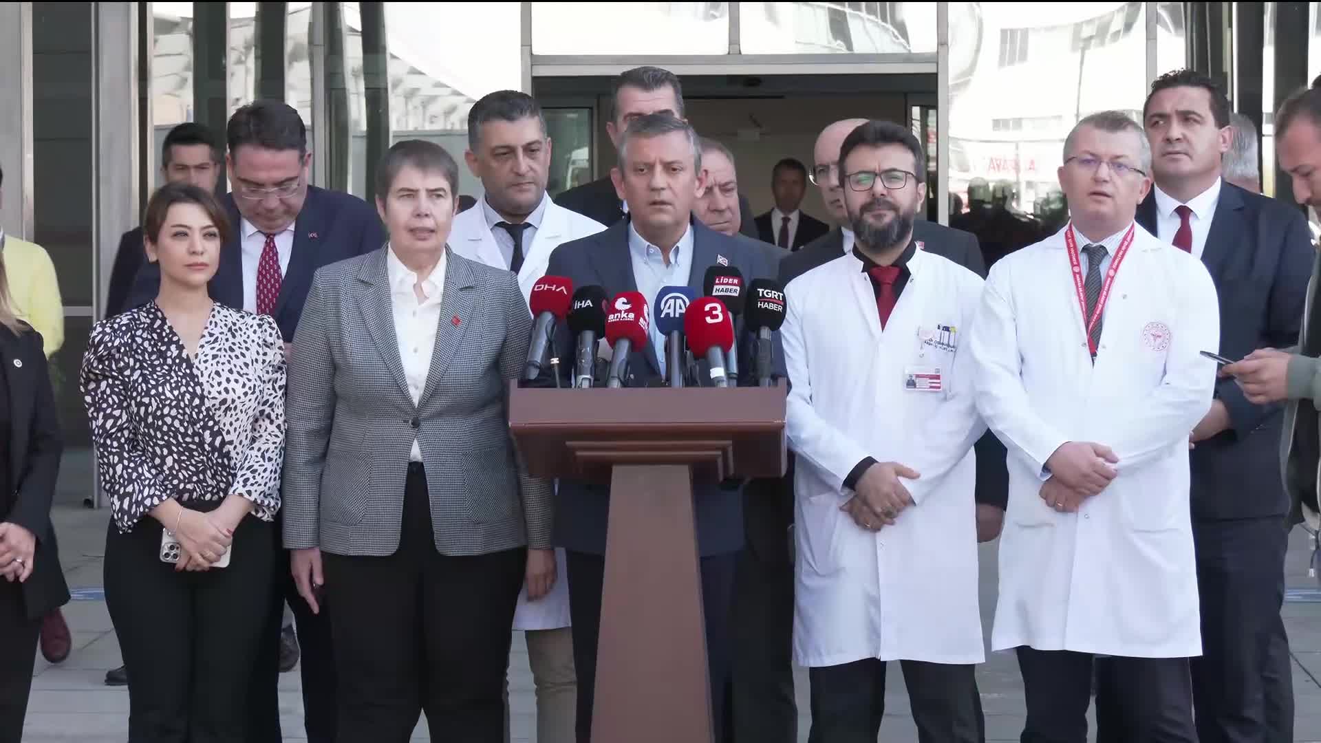 Özgür Özel, TUSAŞ terör saldırısında yaralananları hastanede ziyaret etti… “Bir terör saldırısıyla Türkiye’ye istikamet tayin edilmeye çalışılan bir durumdur”