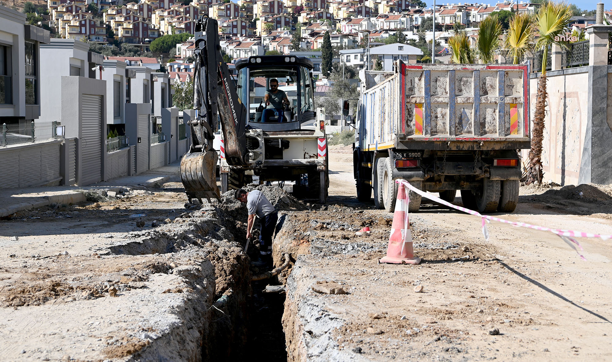 Kuşadası Belediyesi, ilçe genelinde altyapı çalışmalarına devam ediyor