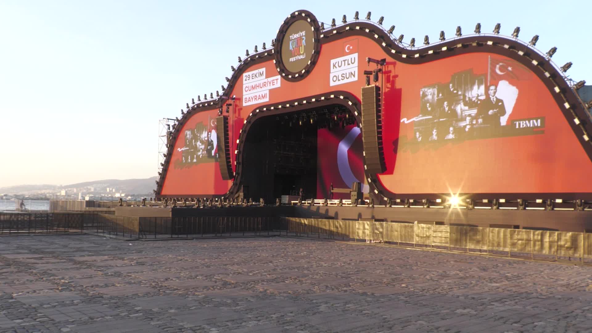 İzmir Kültür Yolu Festivali kapsamında yüksek sesle müzik provası yapılmasına vatandaşlardan tepki