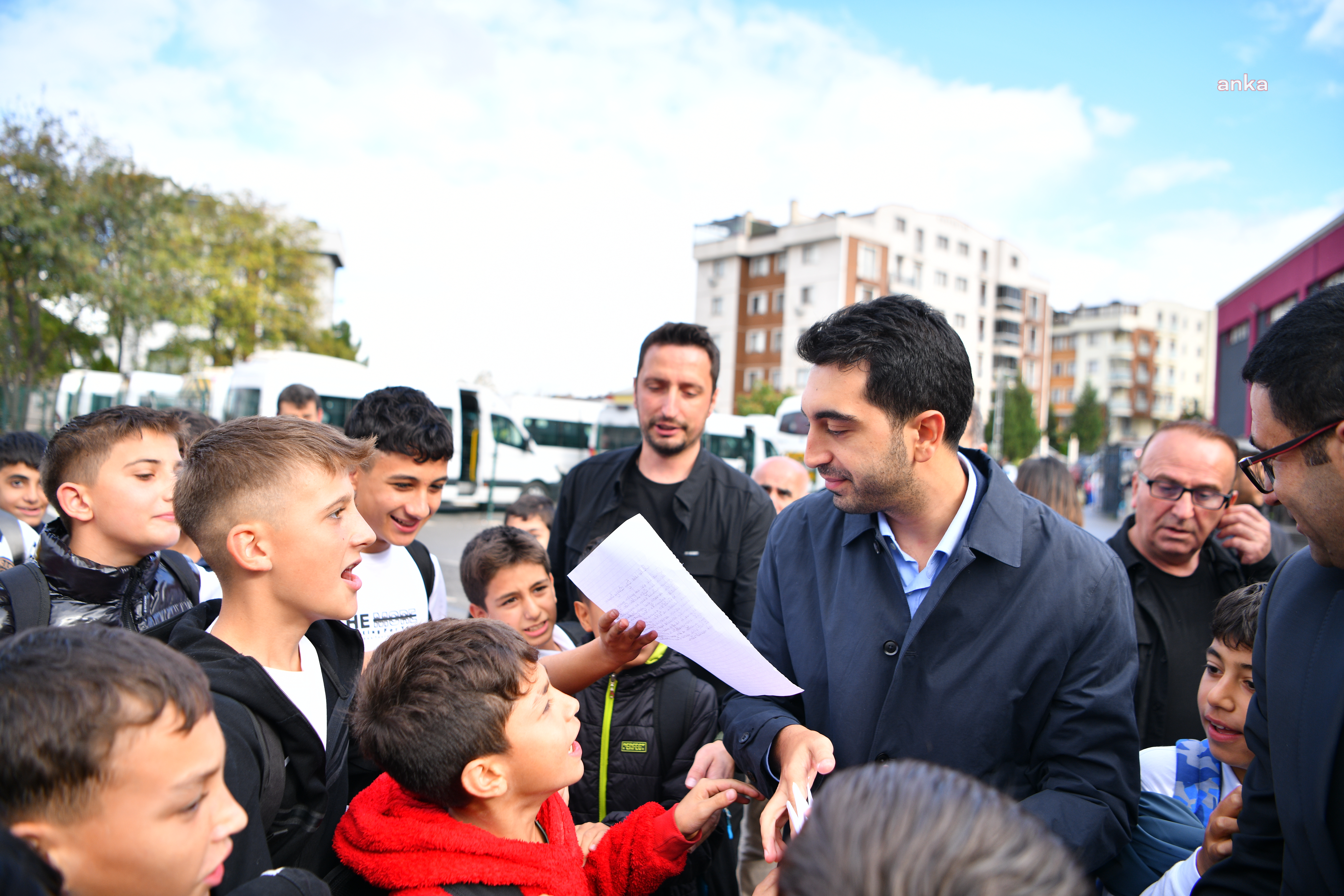 Tuzla Belediye Başkanı Bingol ve öğrenciler arasında halı saha sözleşmesi