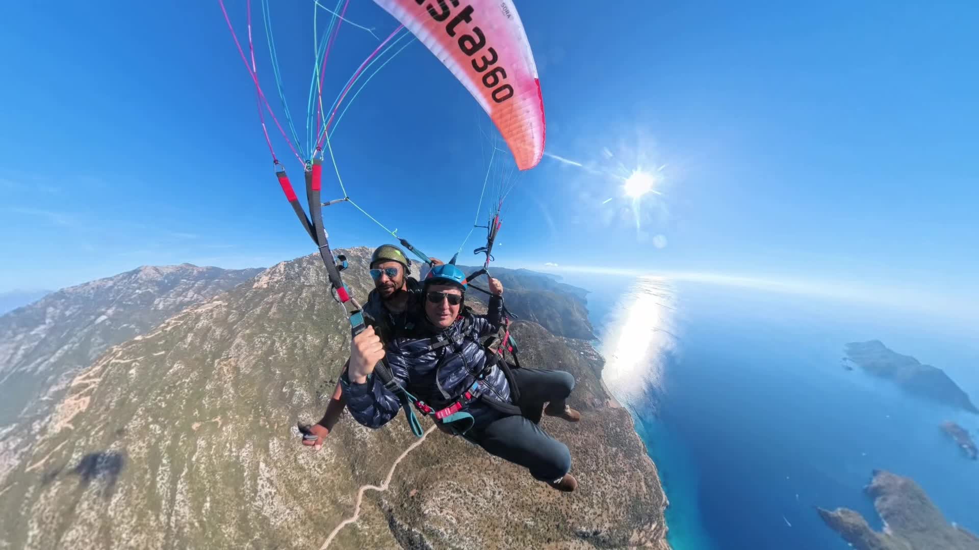 Fethiye Belediye Başkanı Karaca, paraşütle atlayış yaptı