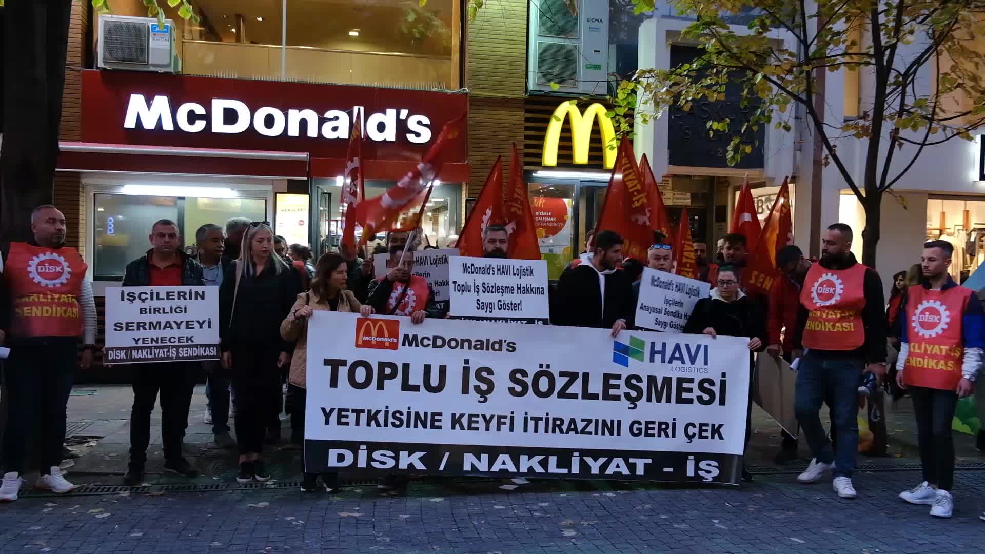 İşçilerden Eskişehir'de protesto: "Halkımızı Mc Donalds’ı boykota çağırıyoruz"