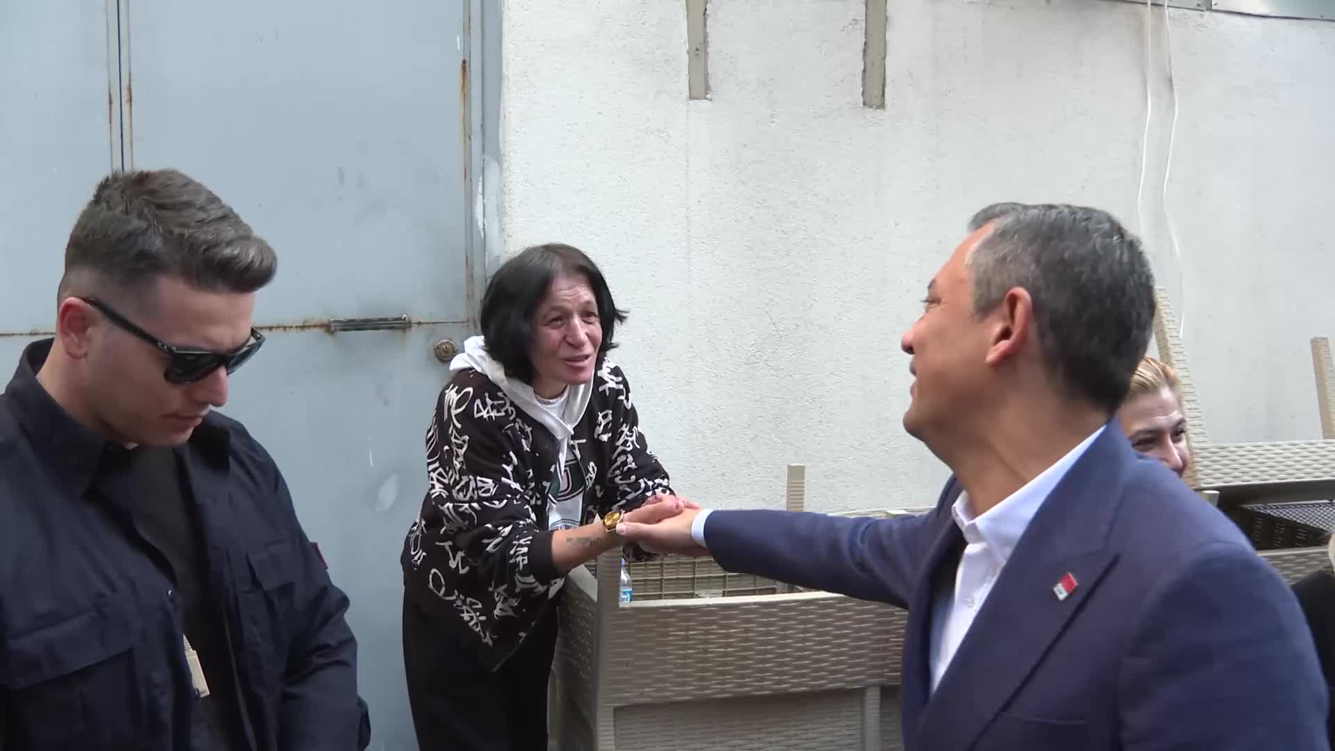 Özgür Özel, Açık Radyo’yu ziyaret etti... “Türkiye’yi yöneten kötücül aklın uzantısı RTÜK yönetimi, Açık Radyo’yu hedef aldı”