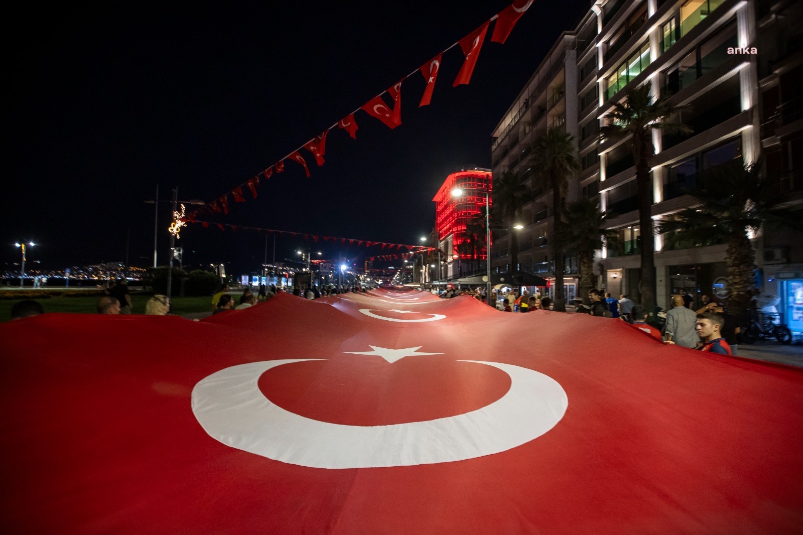Cumhuriyet Bayramı’nda İzmir’de 350 metrelik dev Türk bayrağıyla yürünecek