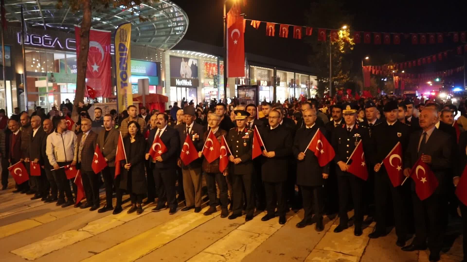 Malatya'da Cumhuriyet coşkusu: Fener alayı ve bayrak yürüyüşü düzenlendi