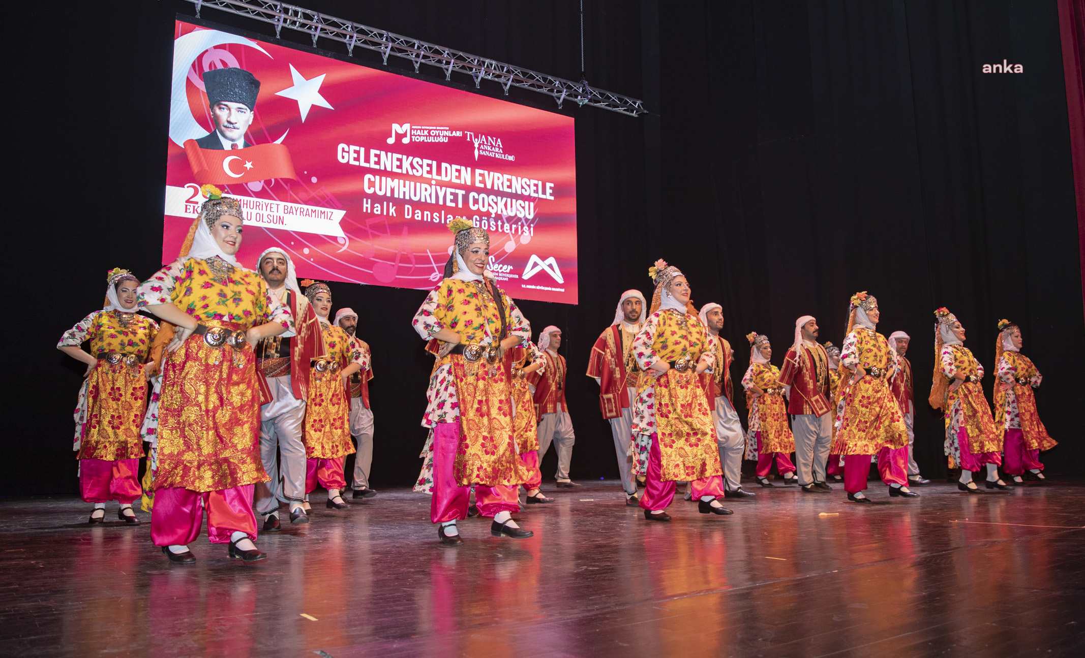 Mersin’de “Gelenekselden Evrensele Cumhuriyet Coşkusu” halk gösterisi düzenlendi
