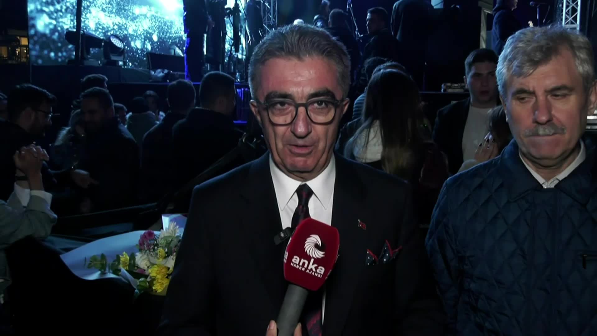 Bayrampaşa'da, Haluk Levent'le, "İzmir Marşı"yla coşkulu bayram kutlaması