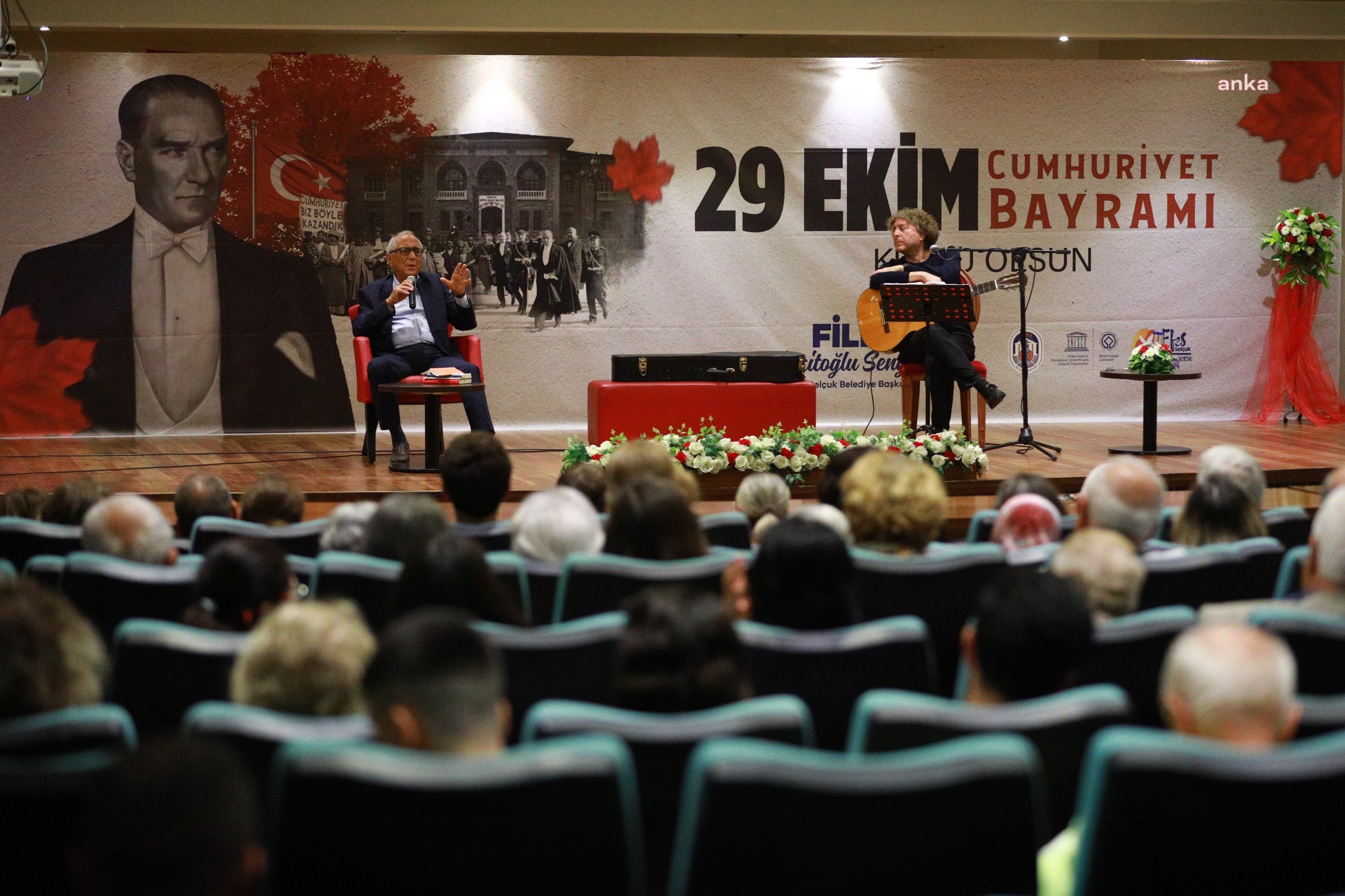 Efes Selçuk’ta “Cumhuriyet’in Aydınlığı” etkinliği, mısralarla melodileri buluşturdu