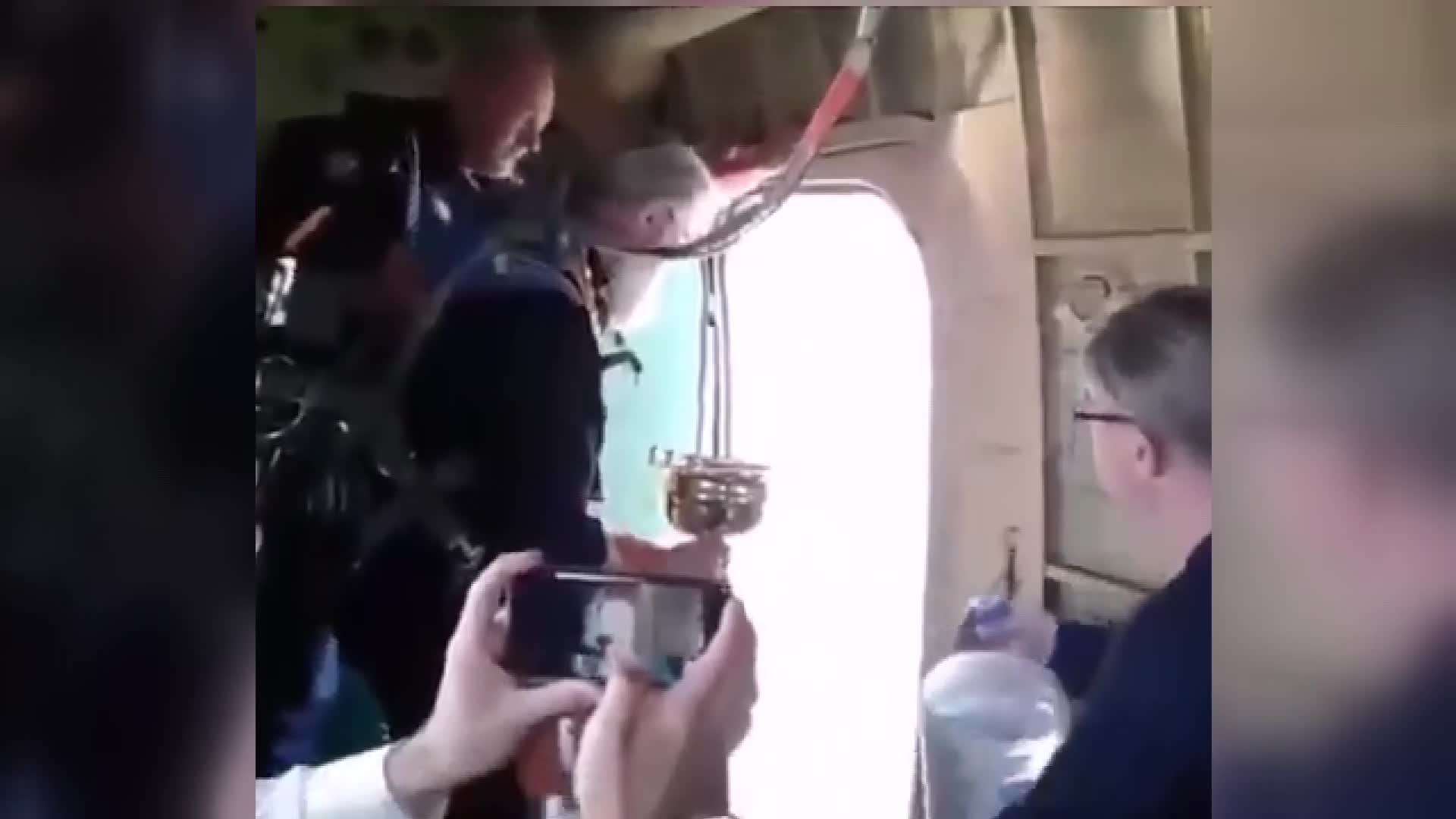 İTALYA'DA VE RUSYA'DA DİN ADAMLARI ŞEHİRLERİ HAVADAN KUTSADI