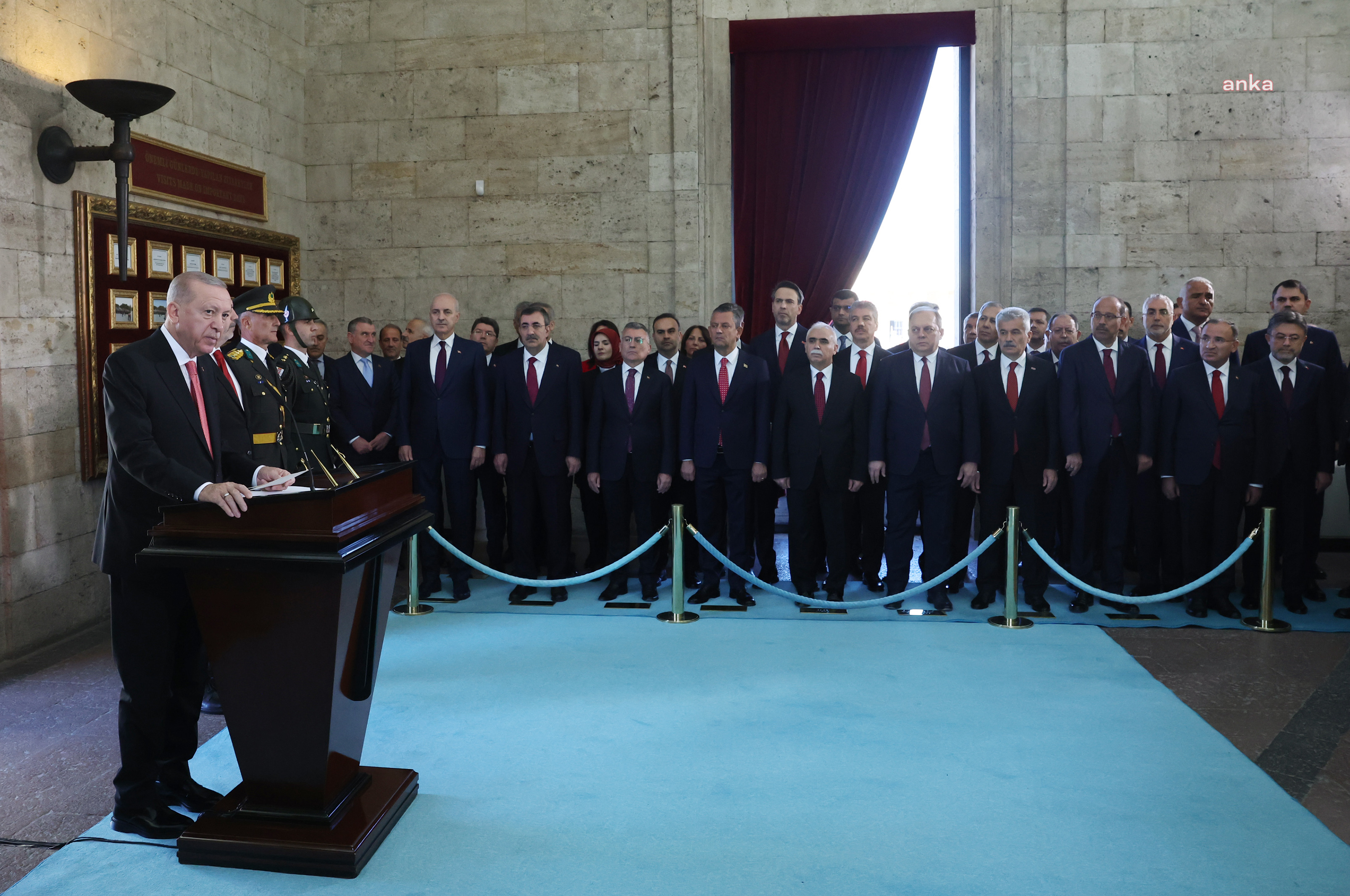 Cumhuriyet Bayramı kutlanıyor... Cumhurbaşkanı Erdoğan Anıtkabir'de: "Zatıalinizi, silah arkadaşlarınızı ve aziz şehitlerimizi bir kez daha şükranla yad ediyorum"