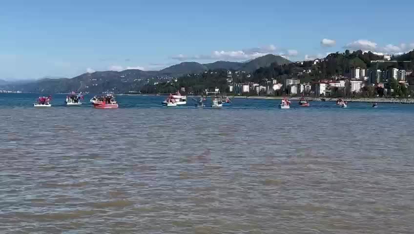 Ardeşenliler Cumhuriyet Bayramı'nı Türk bayraklarıyla donattıkları takalarla denizde kutladı