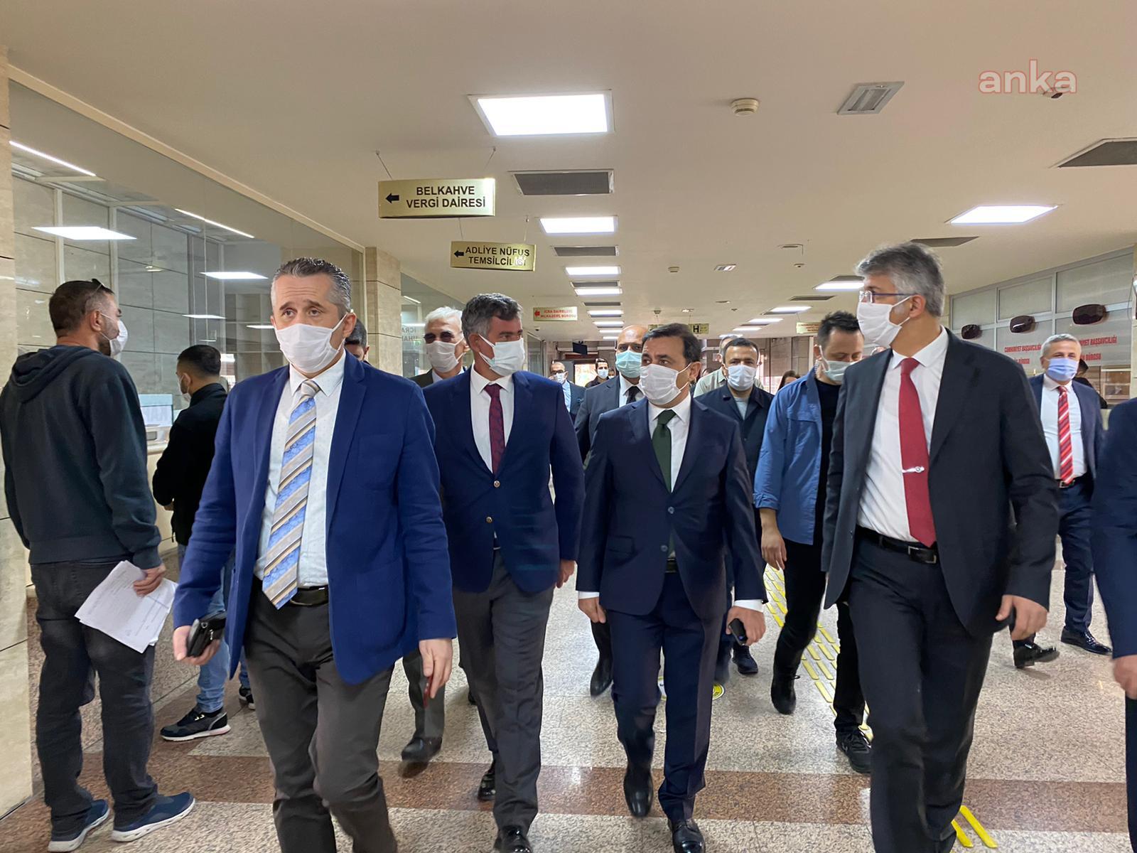 İZMİR'DE BÜROSU ENKAZ ALTINDA KALAN AVUKATLARA KONTEYNER OFİSLER AÇILACAK
