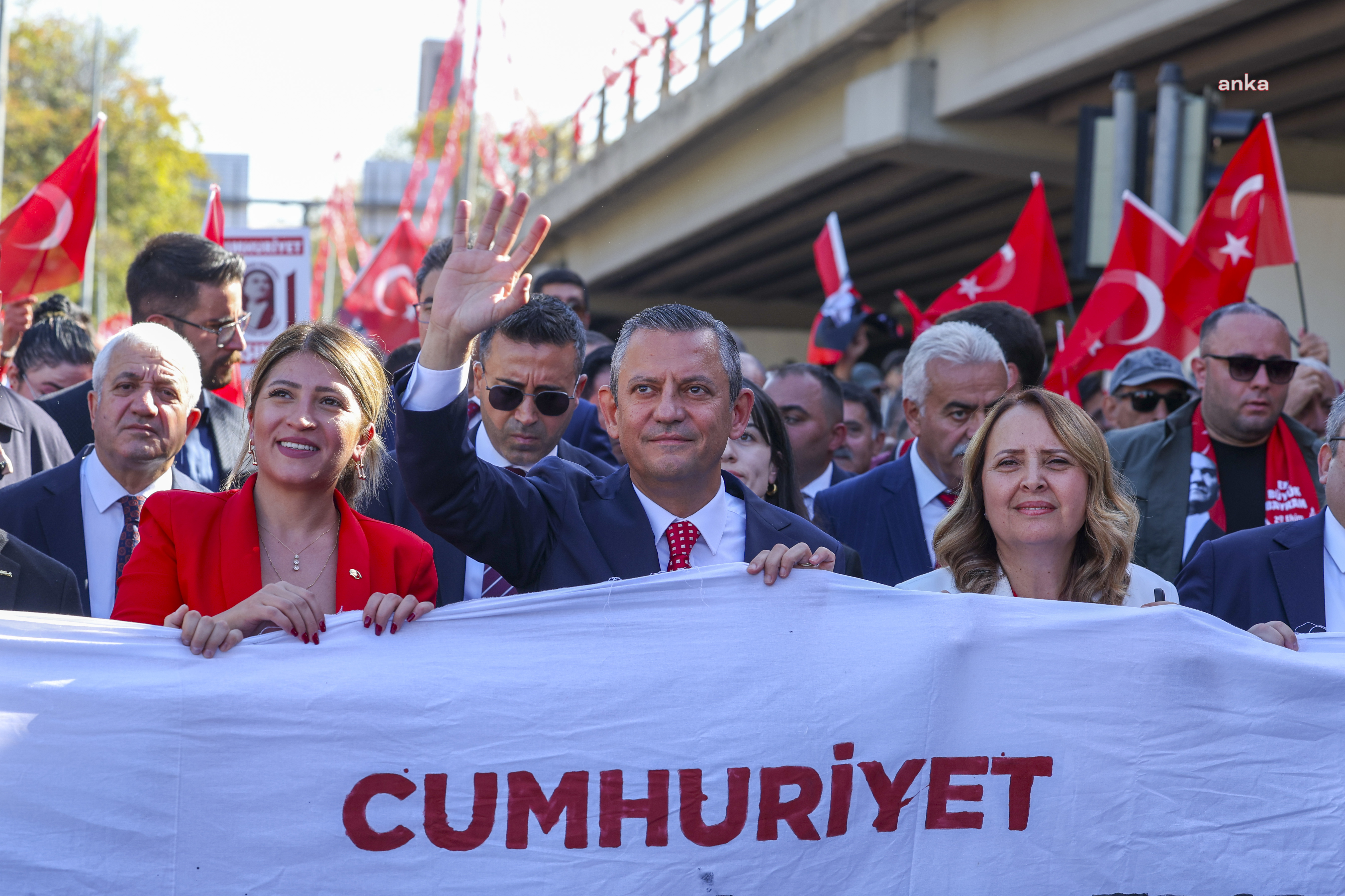 Cumhuriyet Bayramı kutlanıyor... CHP, 101’inci yılda Anıtkabir’e yürüdü