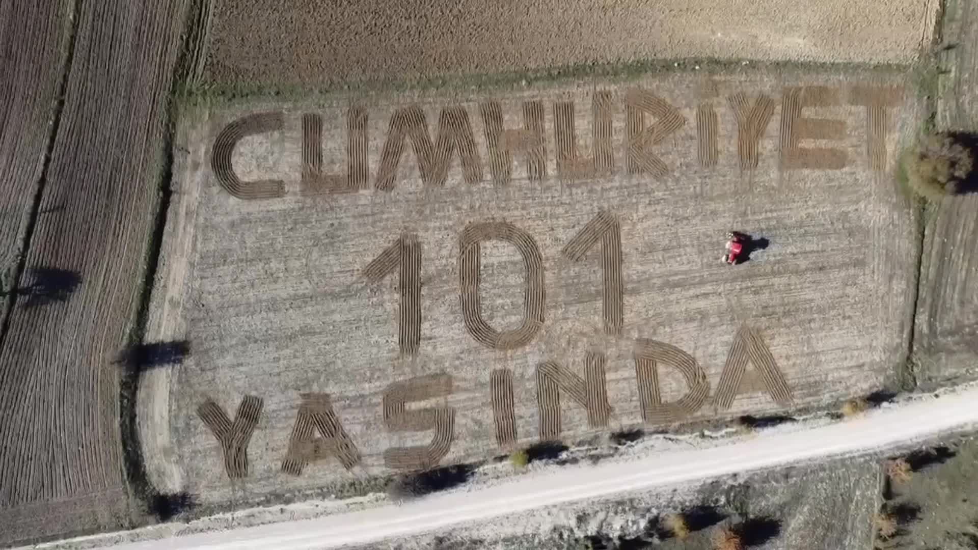 Karabük'te vatandaş, tarlasına 'Cumhuriyet 101 Yaşında' yazdı