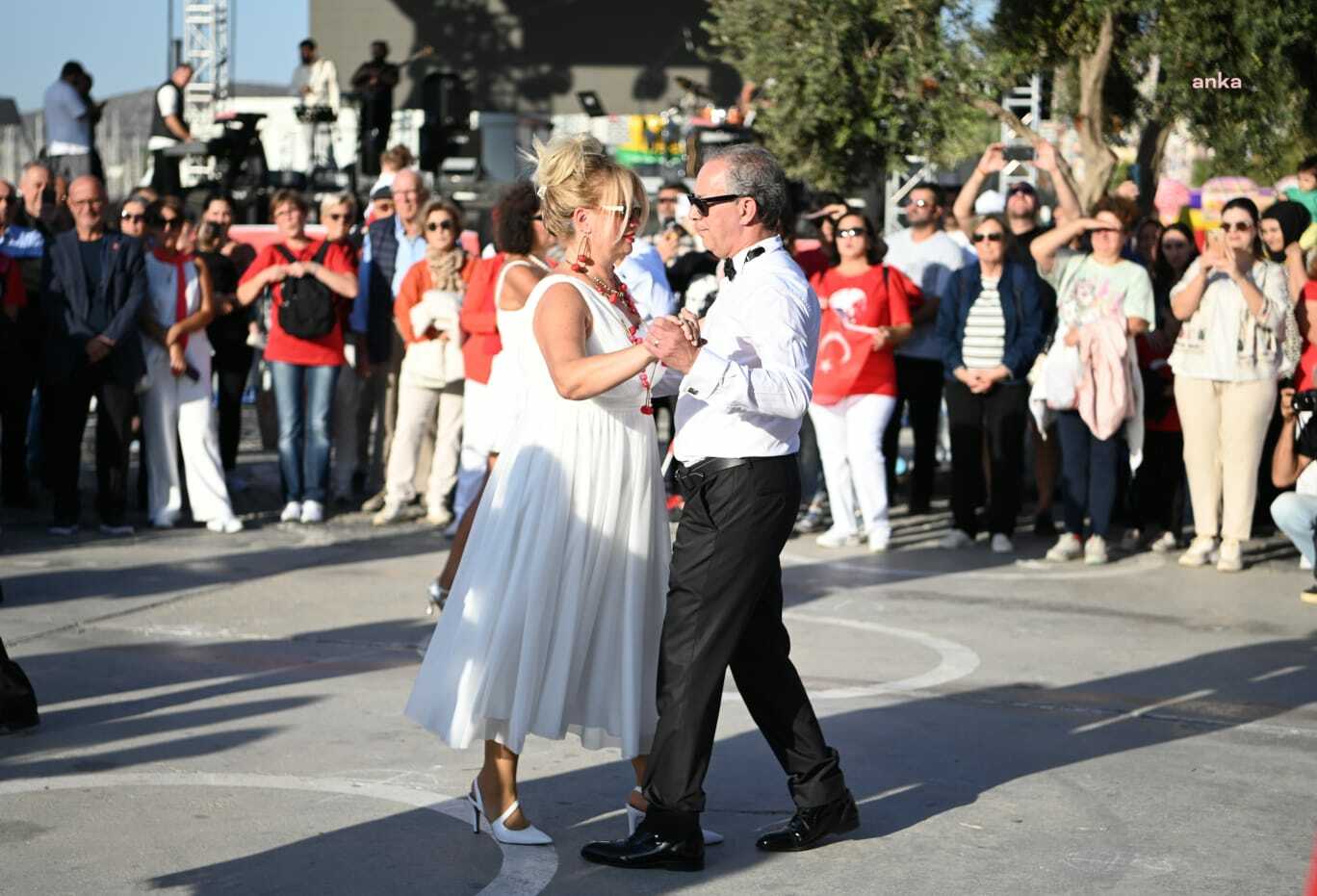 Kuşadası'nda Cumhuriyet'in 101'inci yılına özel vals gösterisi