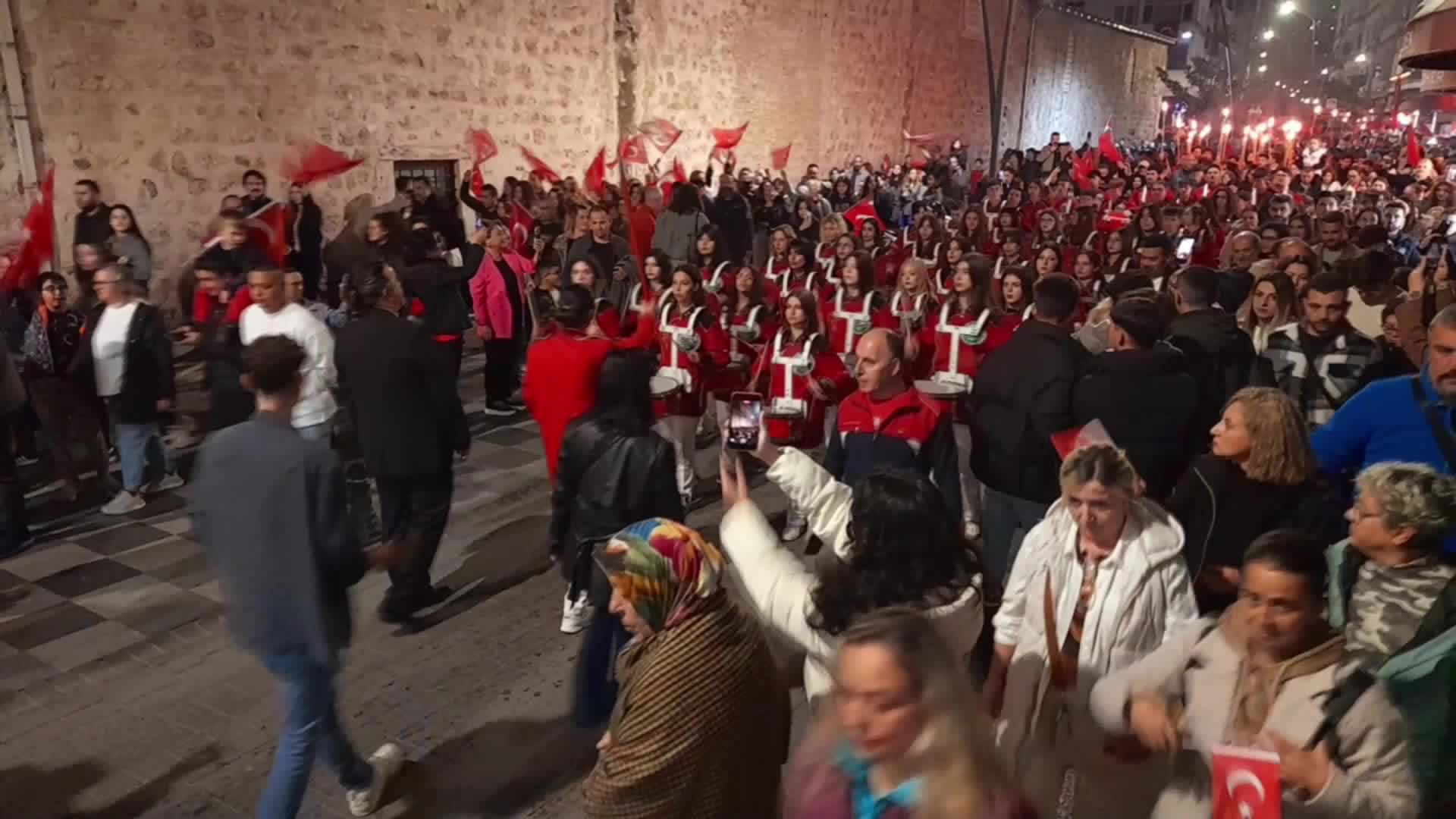 Sinop'ta Cumhuriyet Bayramı kutlamaları dolayısıyla fener alayı düzenlendi