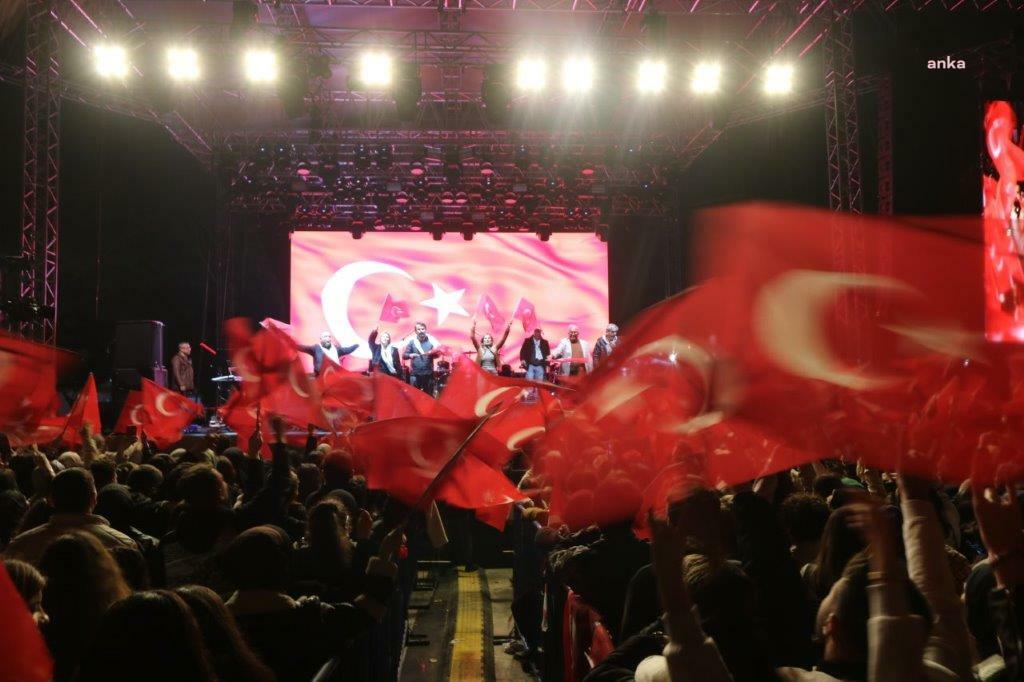 Karadeniz Ereğli'de on binler fener alayında buluştu