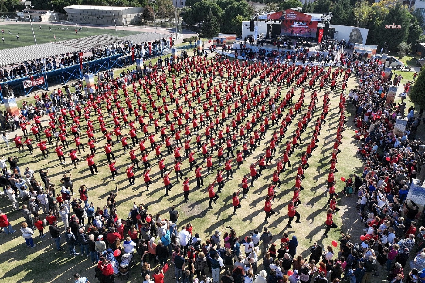 Gaziemir’de 750 kişi harmandalı oynadı
