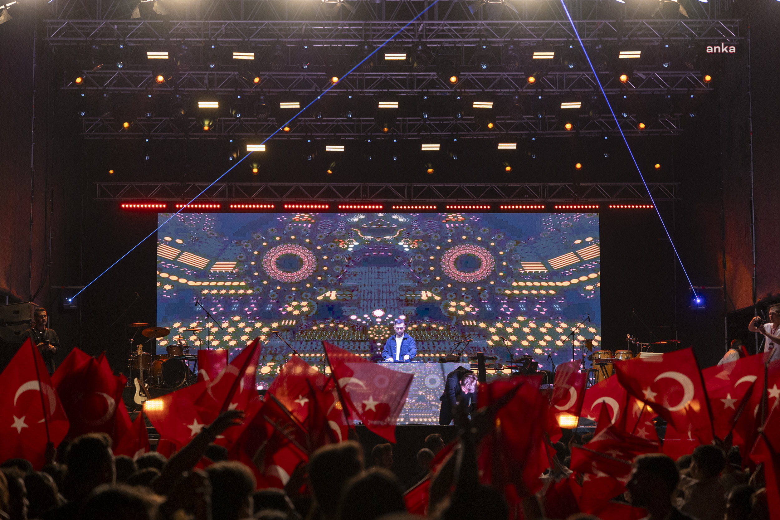 Mersin Büyükşehir Belediyesi’nin Gençlik Festivali, Melike Şahin konseri ile sona erdi