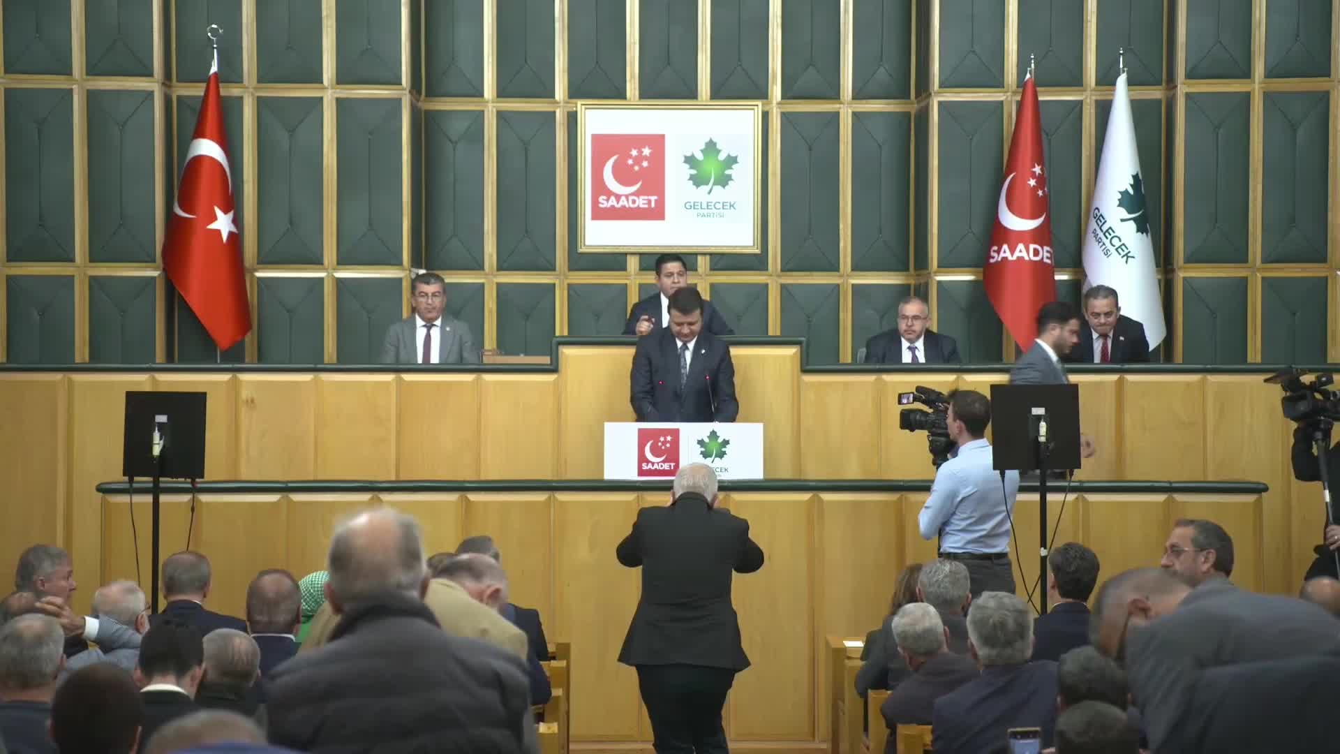 Saadet-Gelecek grup toplantısı...  Ahmet Davutoğlu: "Cumhurbaşkanı'na sesleniyorum; en kötü stratejiden bile kötü olan şey kafa karışıklığıdır"