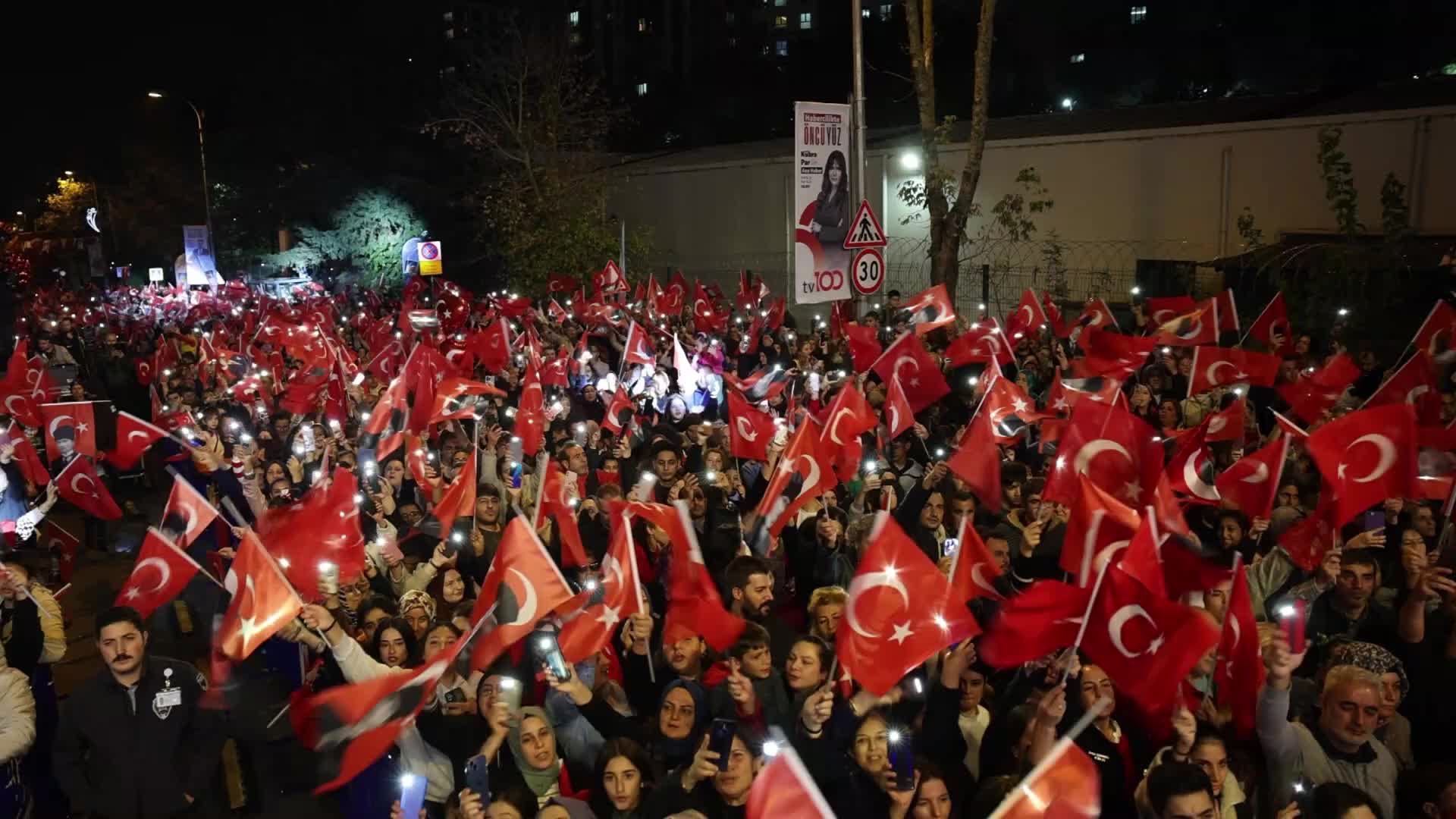 Cumhuriyet Bayramı'nda Çekmeköy'de Haluk Levent sahne aldı