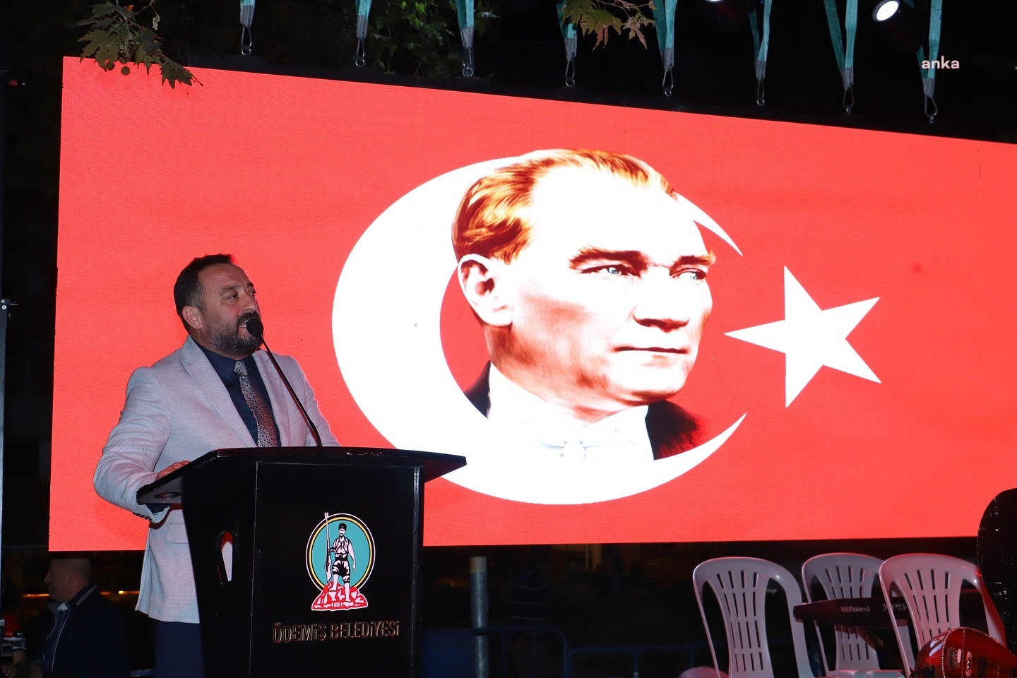 Ödemiş'te 101'inci yıla özel 101 kişi Zeybek gösterisi