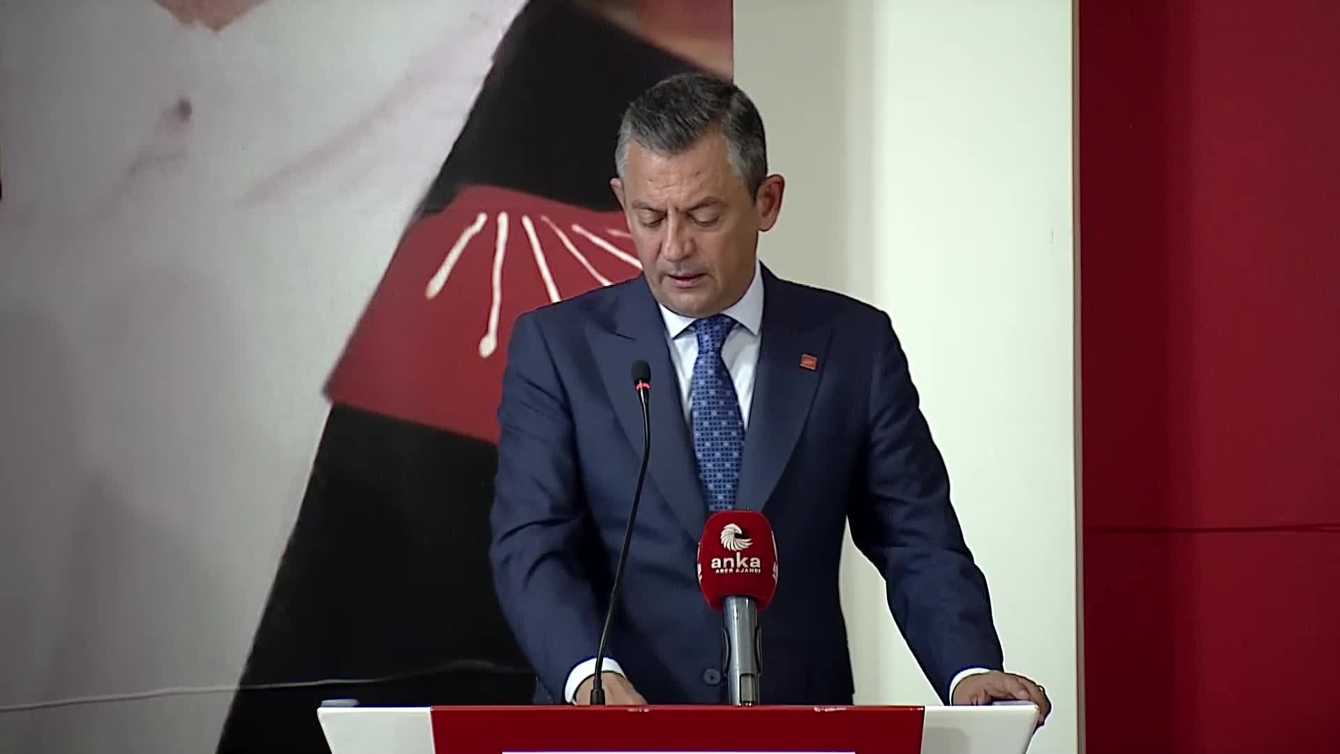 Ahmet Özer'in gözaltına alınması... Özgür Özel: "Kurulan kirli oyunun ne parçası oluruz ne de o oyuna teslim oluruz"
