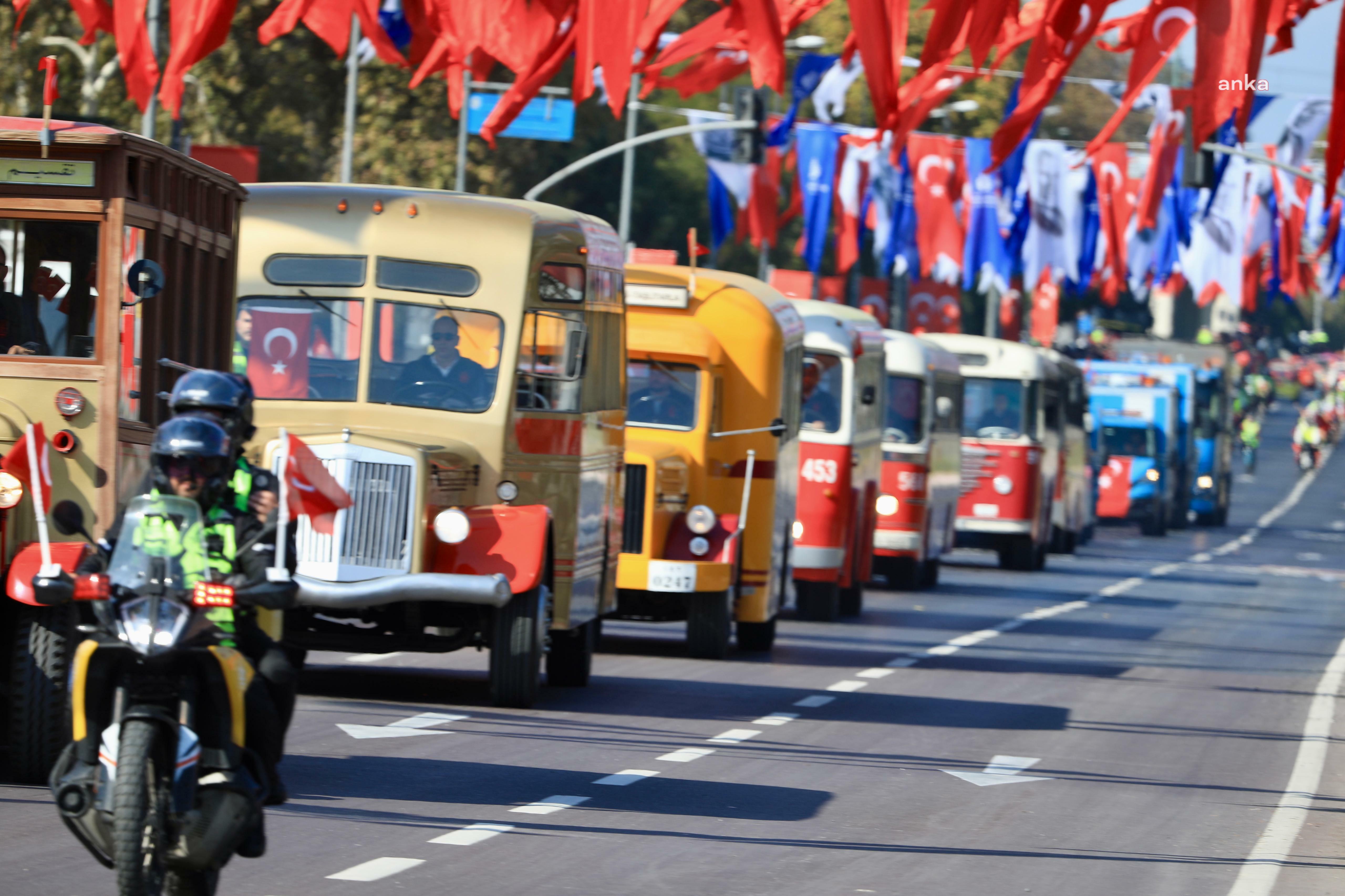 İETT, koruma altına aldığı tarihi otobüsleri Cumhuriyet Bayramı'nda vatandaşlarla buluşturdu