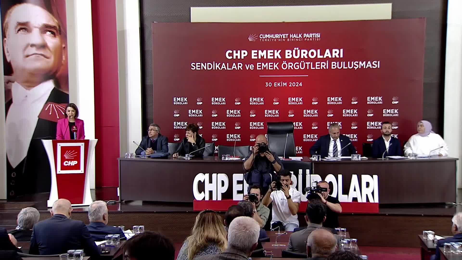 CHP Emek Büroları Buluşması... Özgür Özel: “Bu düzen işçilere 'gerekirse ölürken bile örgütlenin’ diyor”